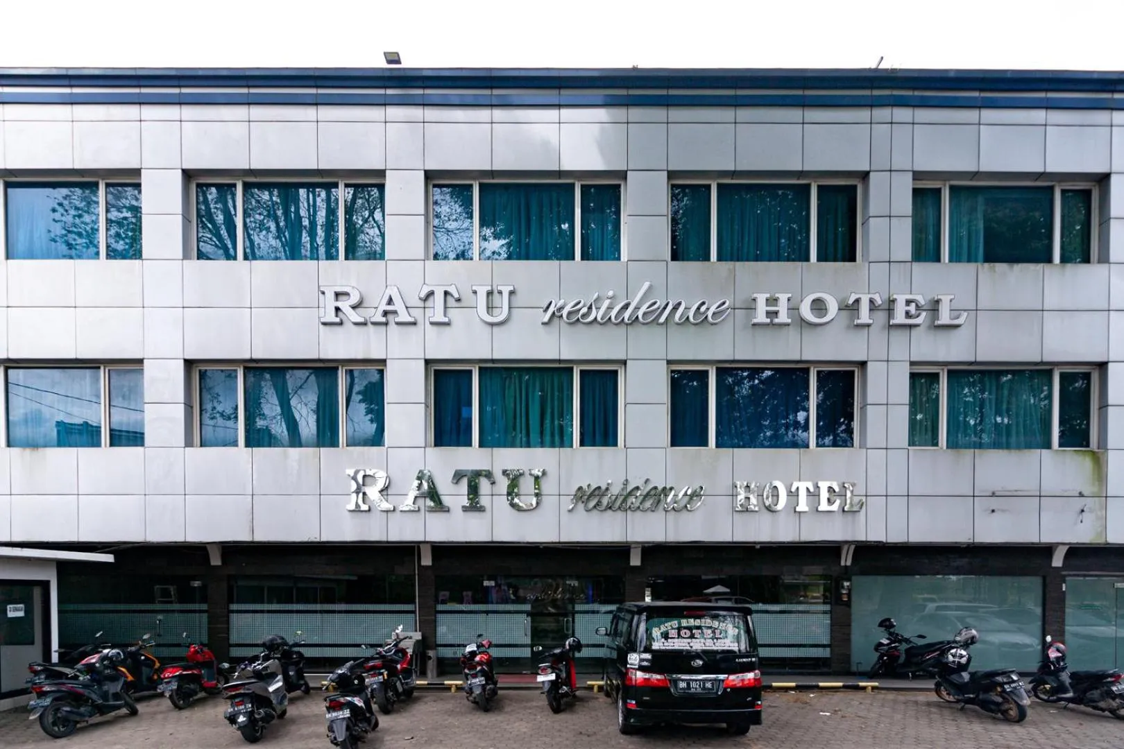 Property building in RedDoorz Premium at Hotel Ratu Residence