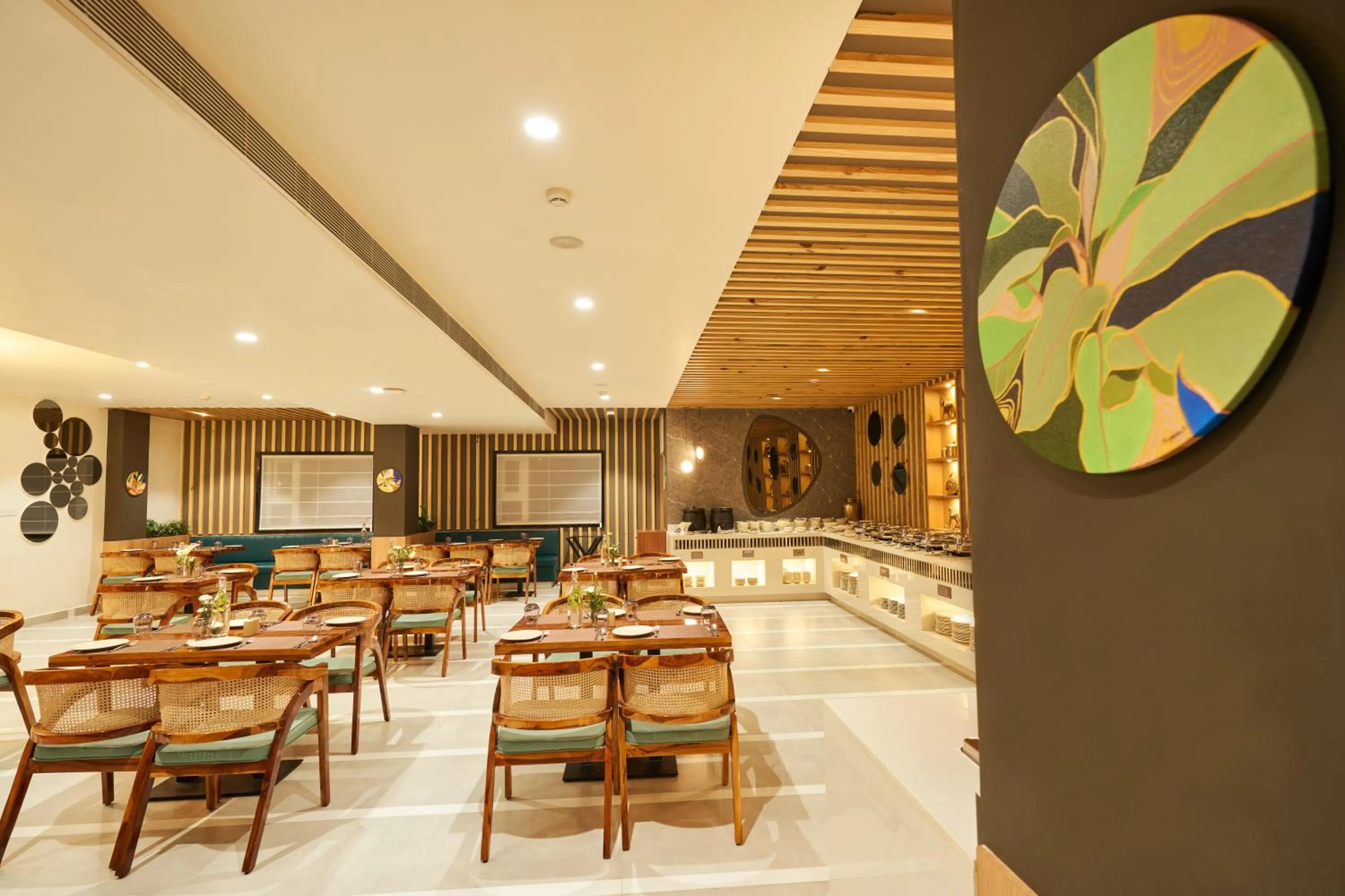 Restaurant/places to eat in Visthara Hotel