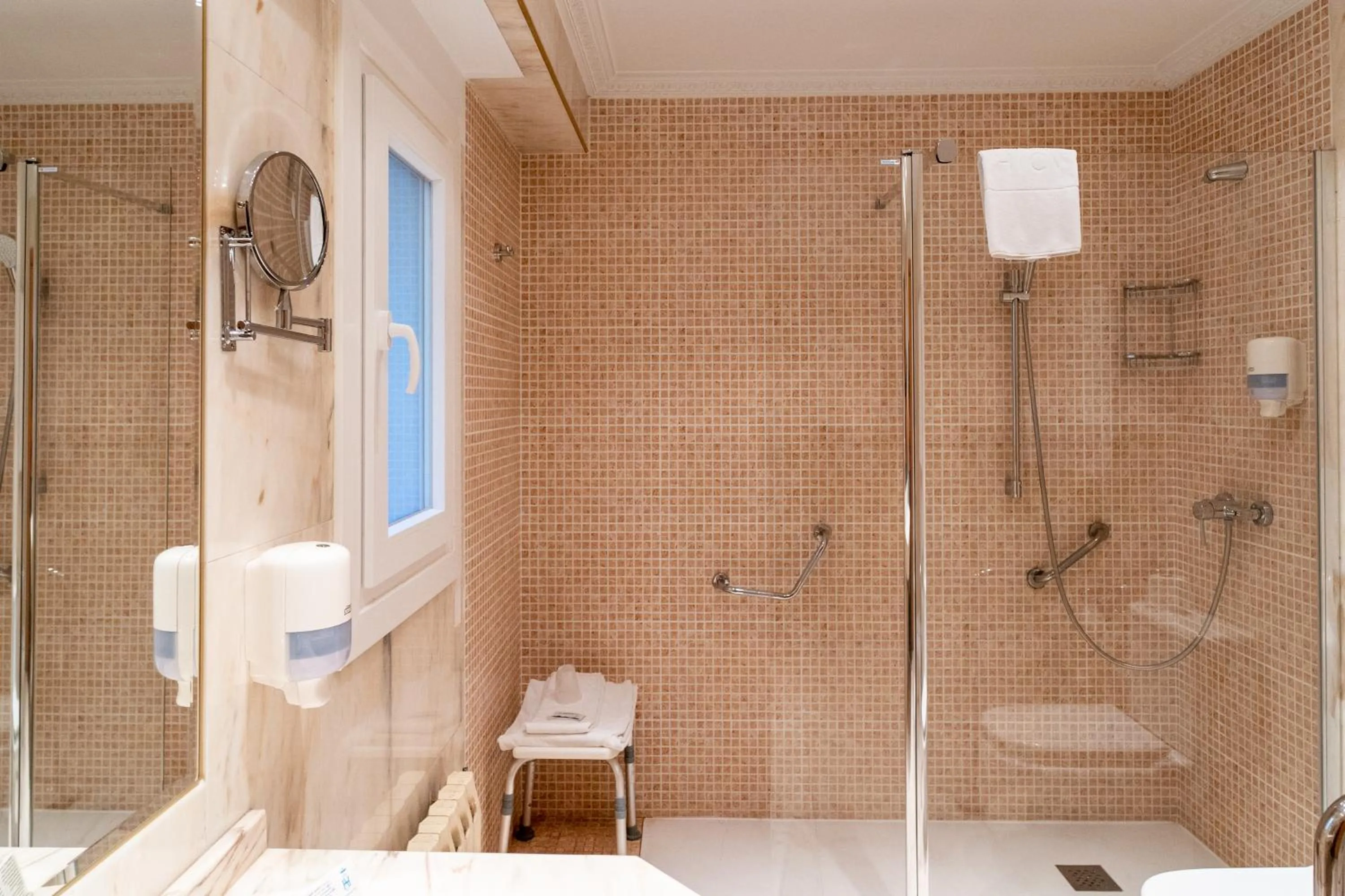 Shower in Hotel Castilla Vieja