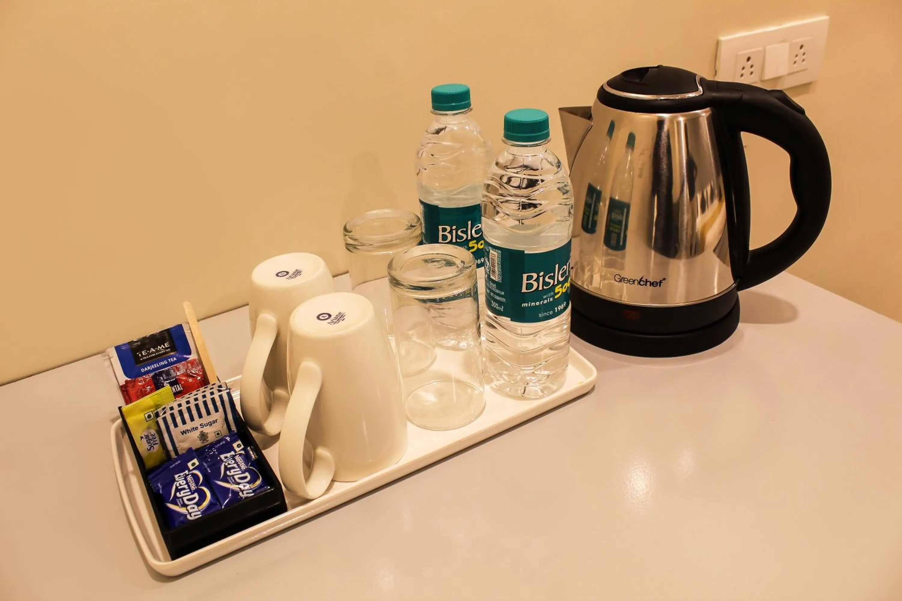 Coffee/tea facilities in Housemate Hotel
