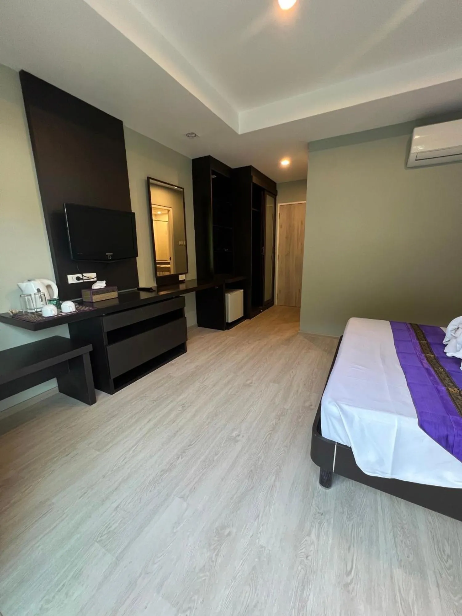 Bed in Aloha Residence