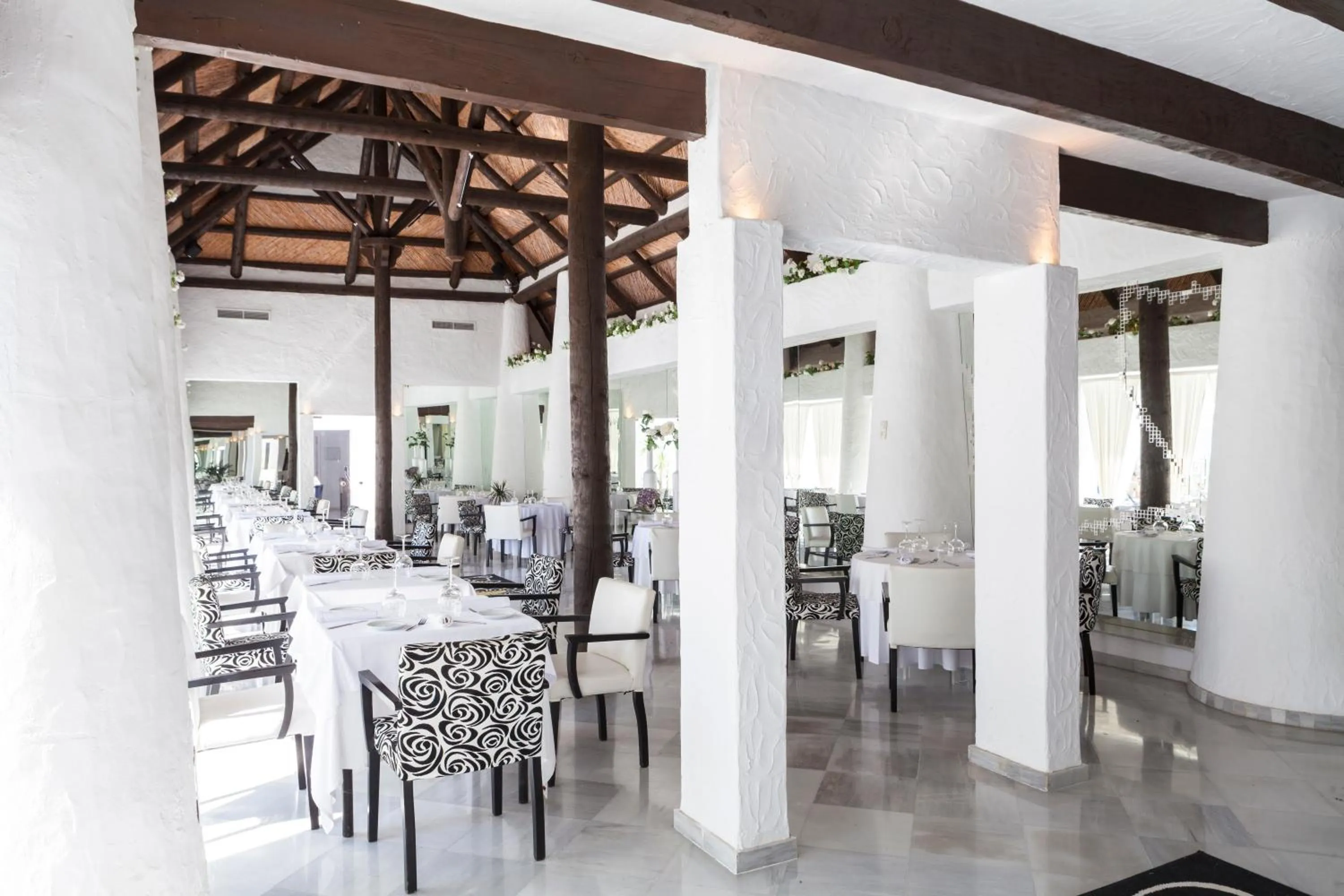 Restaurant/places to eat in Hotel Suites Albayzin Del Mar