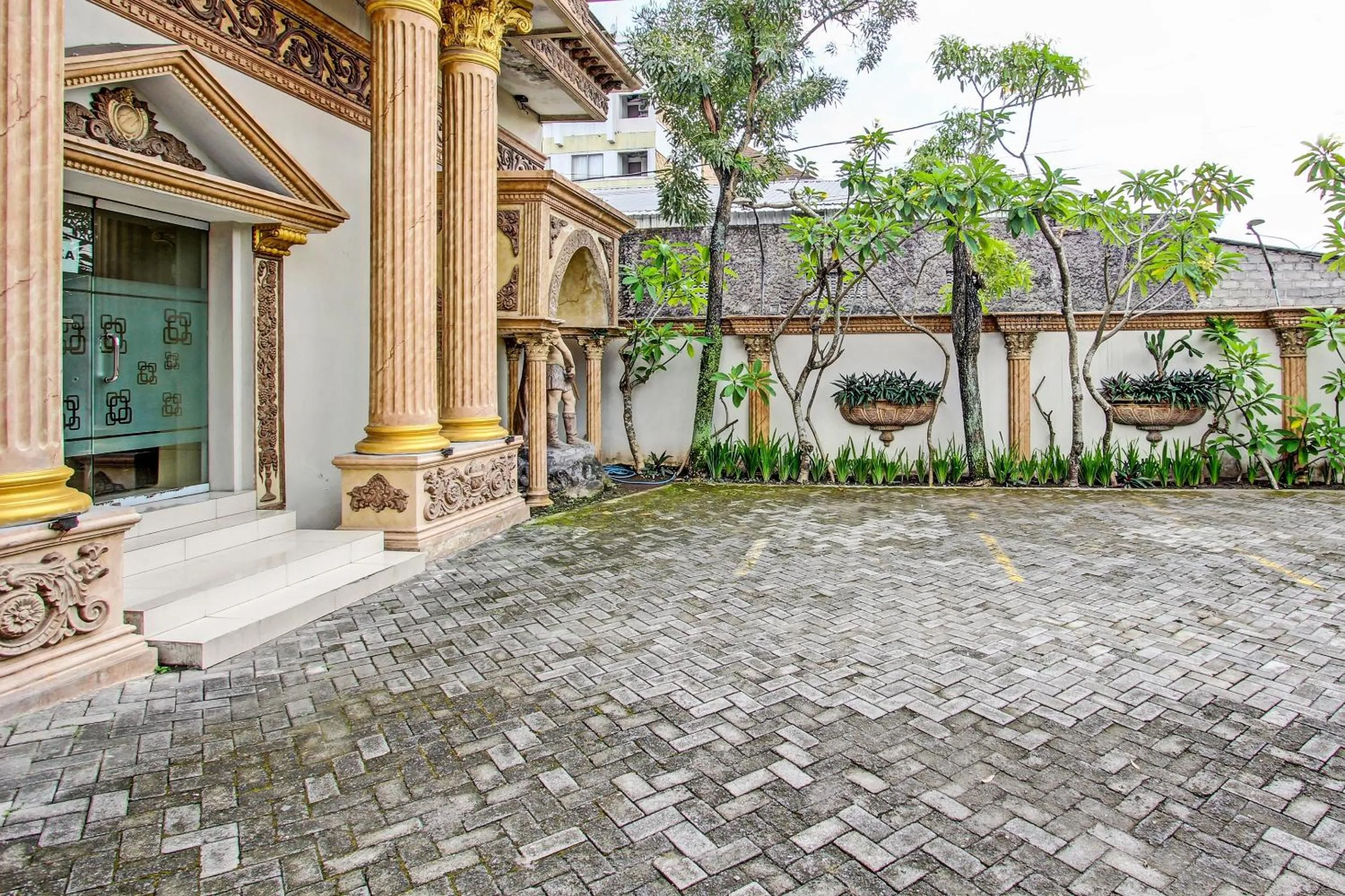 Lobby or reception in OYO 91785 Hotel Srikandi Kalasan