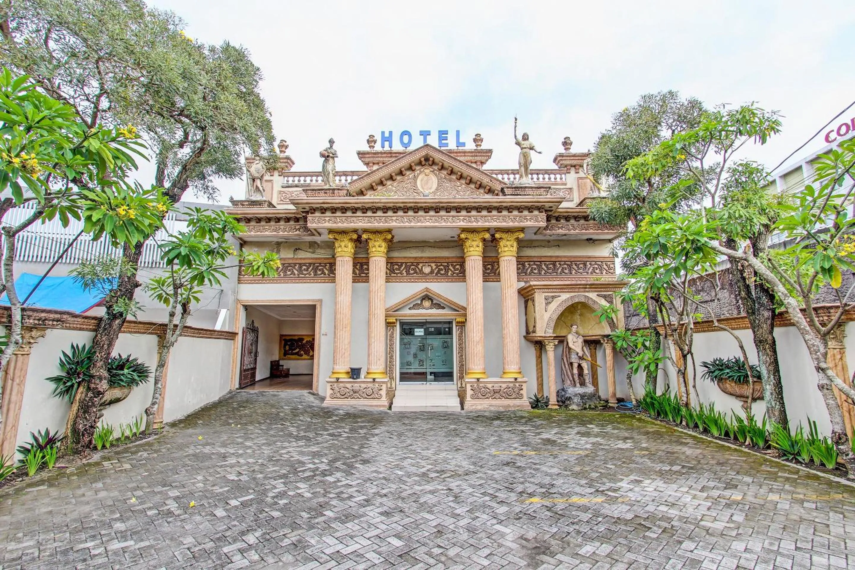 Facade/entrance in OYO 91785 Hotel Srikandi Kalasan