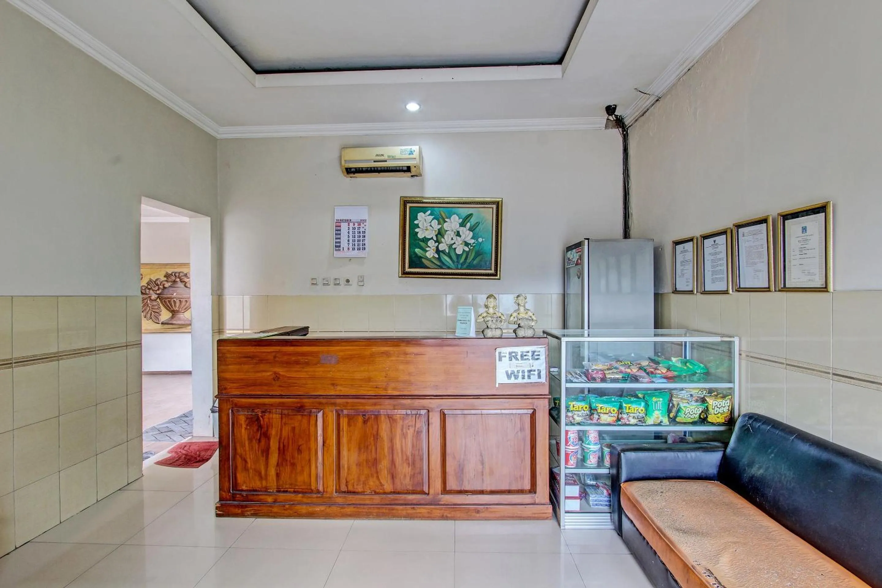 Lobby or reception in OYO 91785 Hotel Srikandi Kalasan