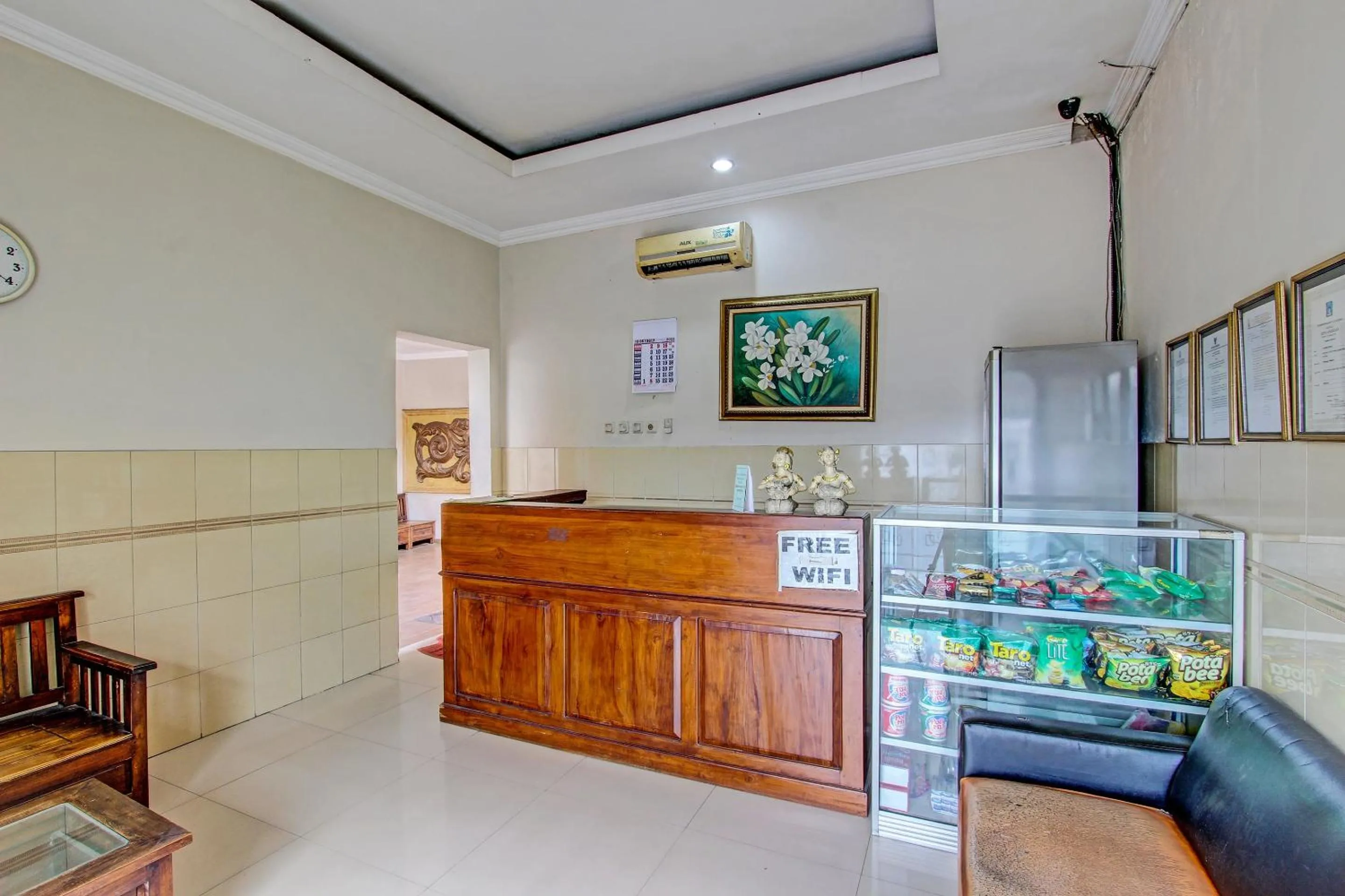 Lobby or reception in OYO 91785 Hotel Srikandi Kalasan