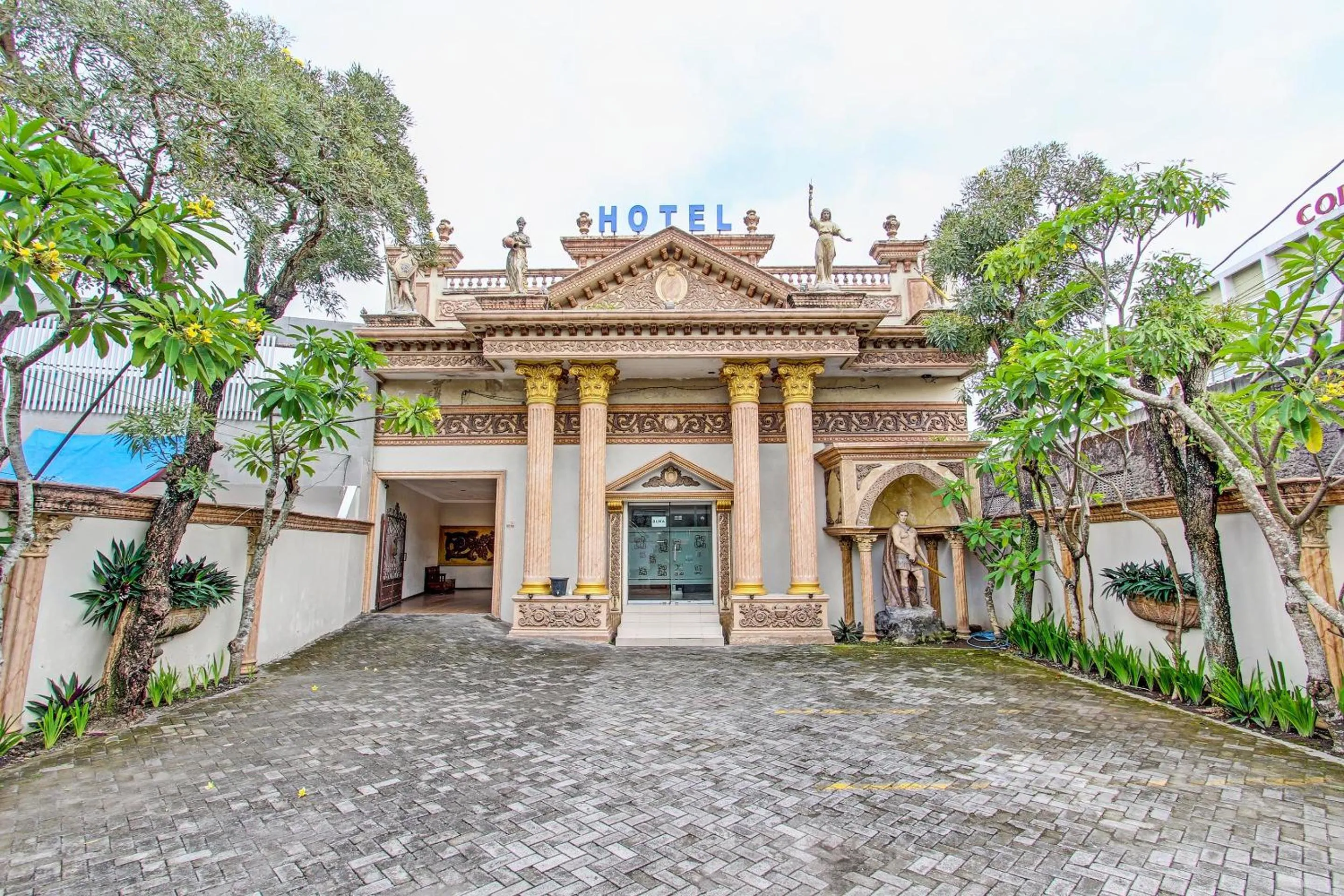 Facade/entrance in OYO 91785 Hotel Srikandi Kalasan