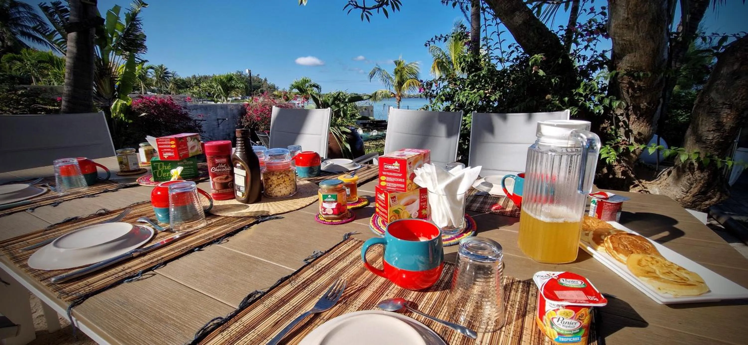 Breakfast in La Maison de la plage - Guest House
