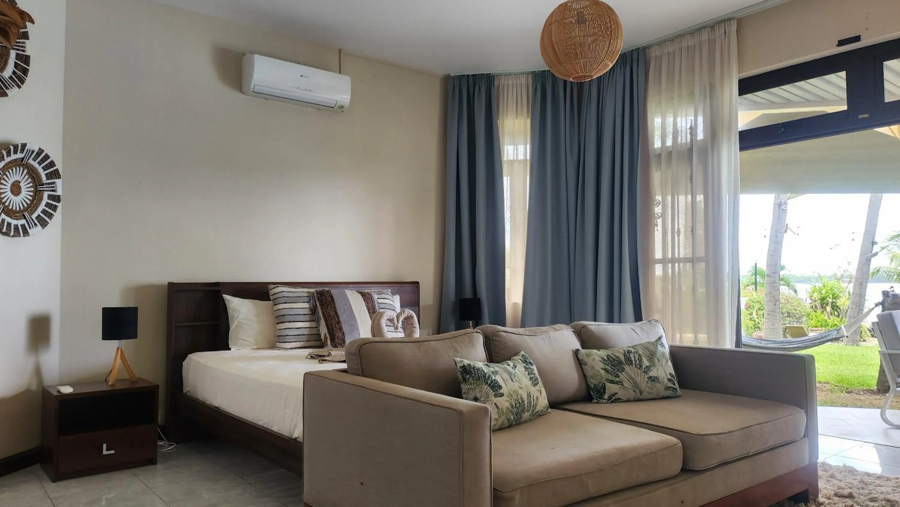 Bedroom, Bed in La Maison de la plage - Guest House