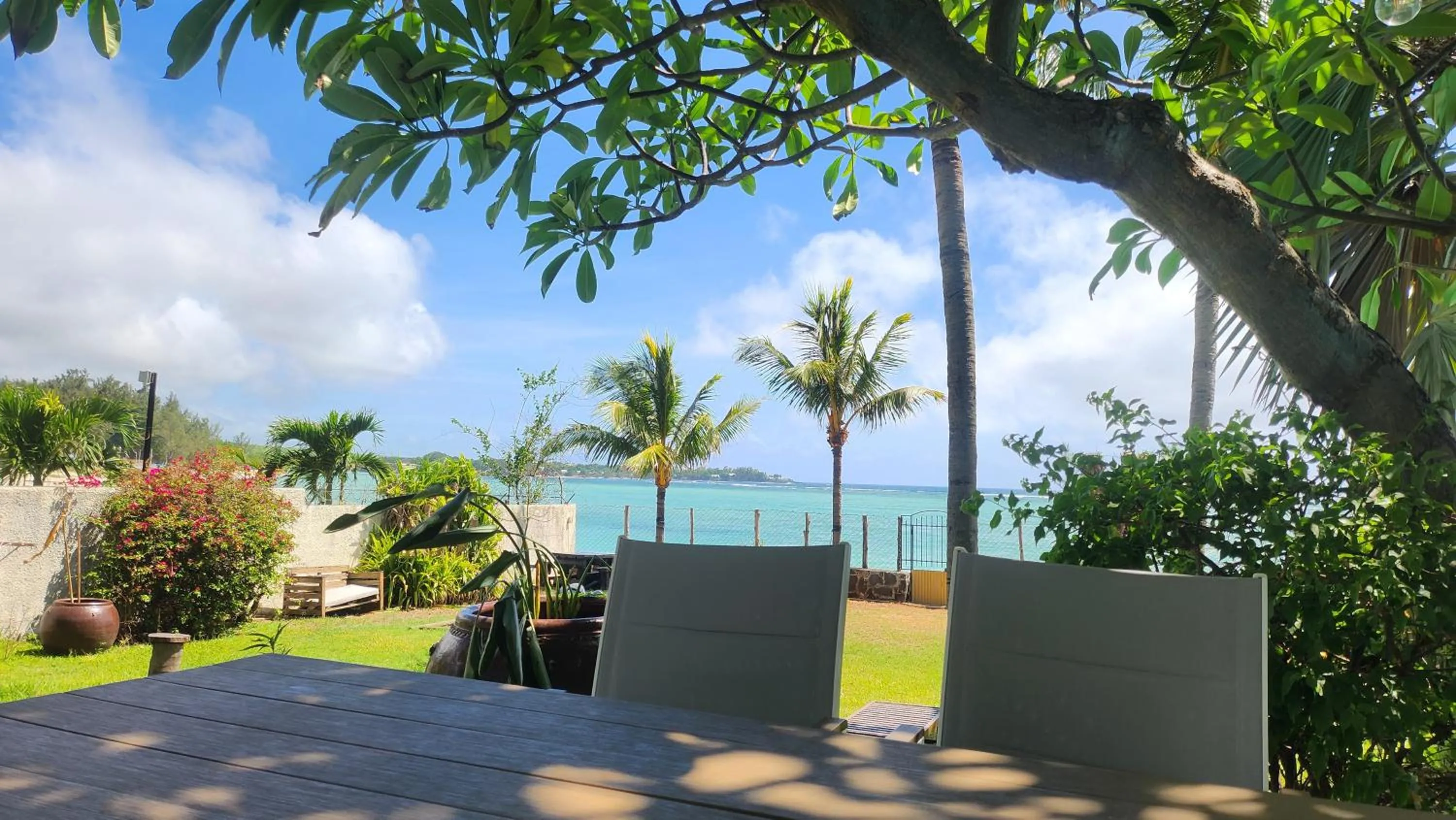 Garden in La Maison de la plage - Guest House
