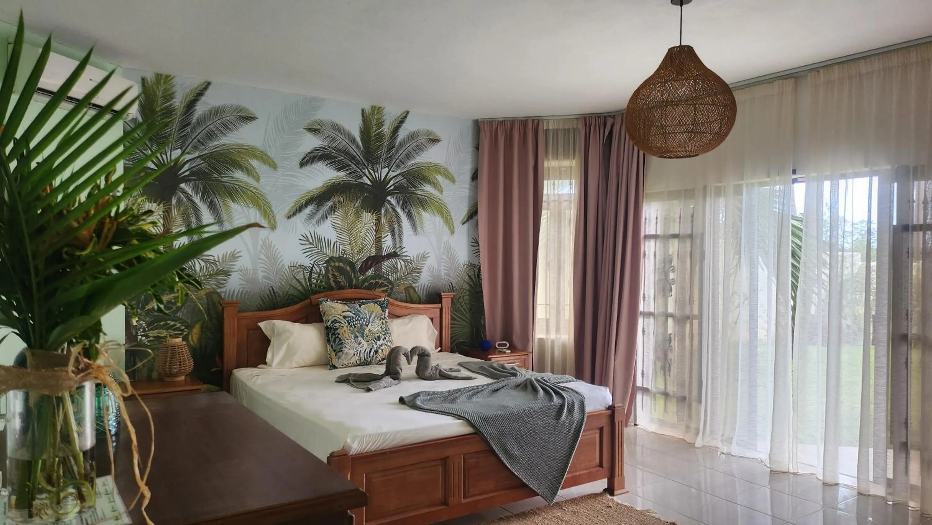 Bedroom, Bed in La Maison de la plage - Guest House