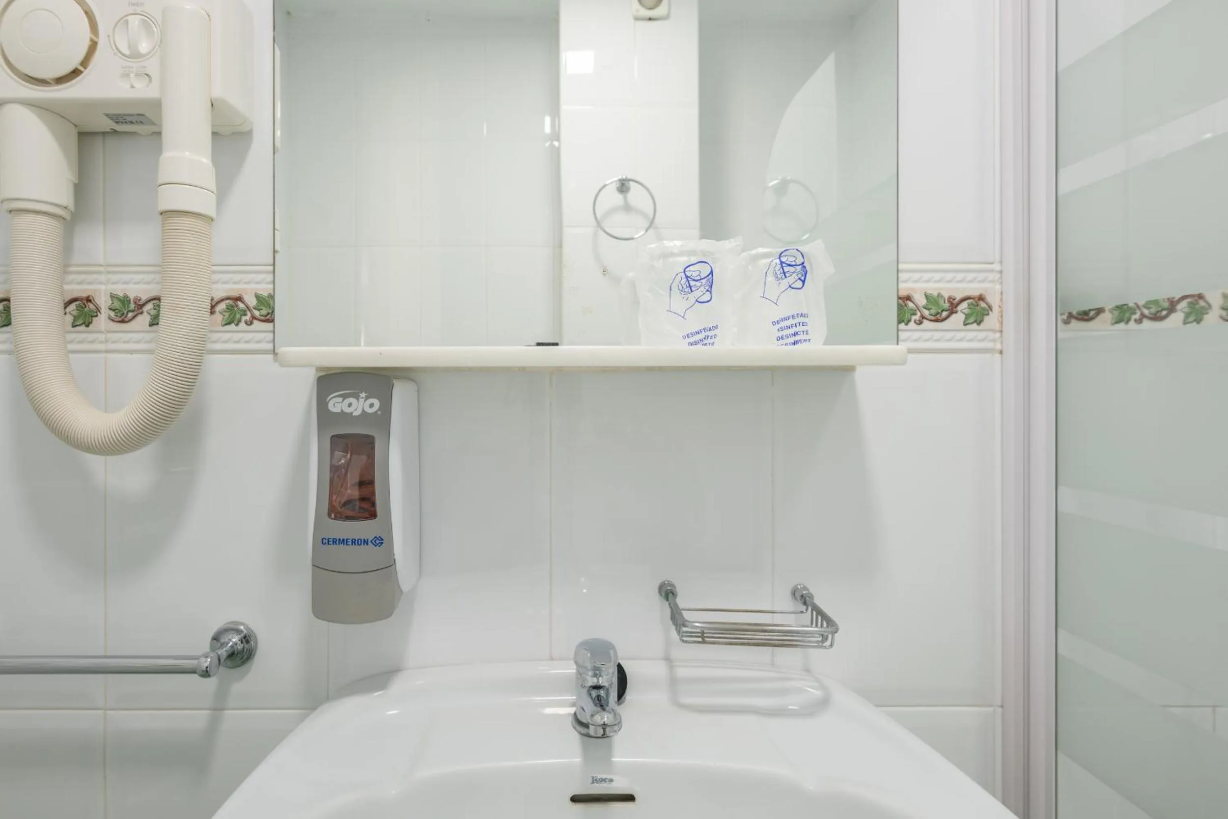 Bathroom in Apartahotel Playamaro by Dorobe