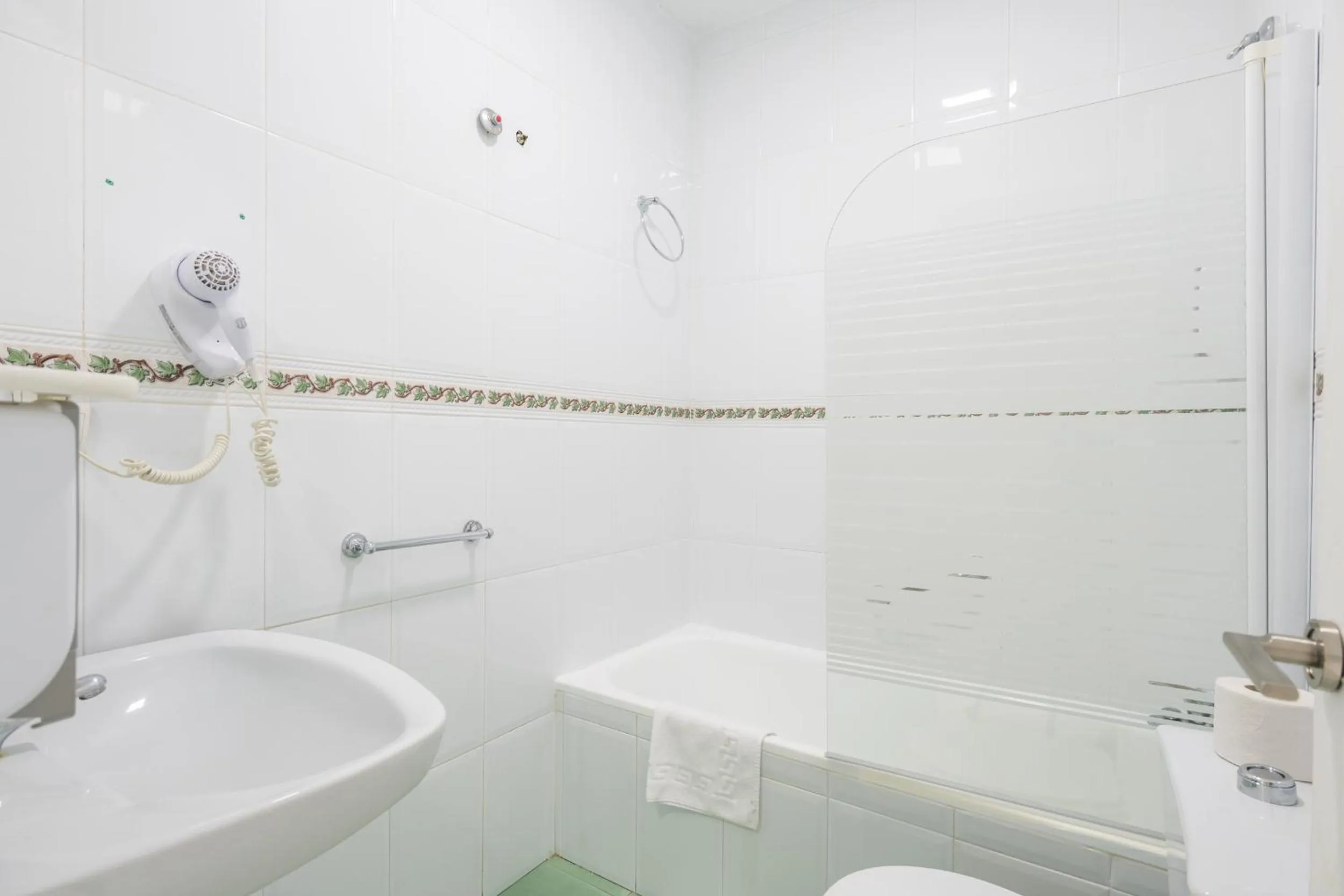 Bathroom in Apartahotel Playamaro by Dorobe