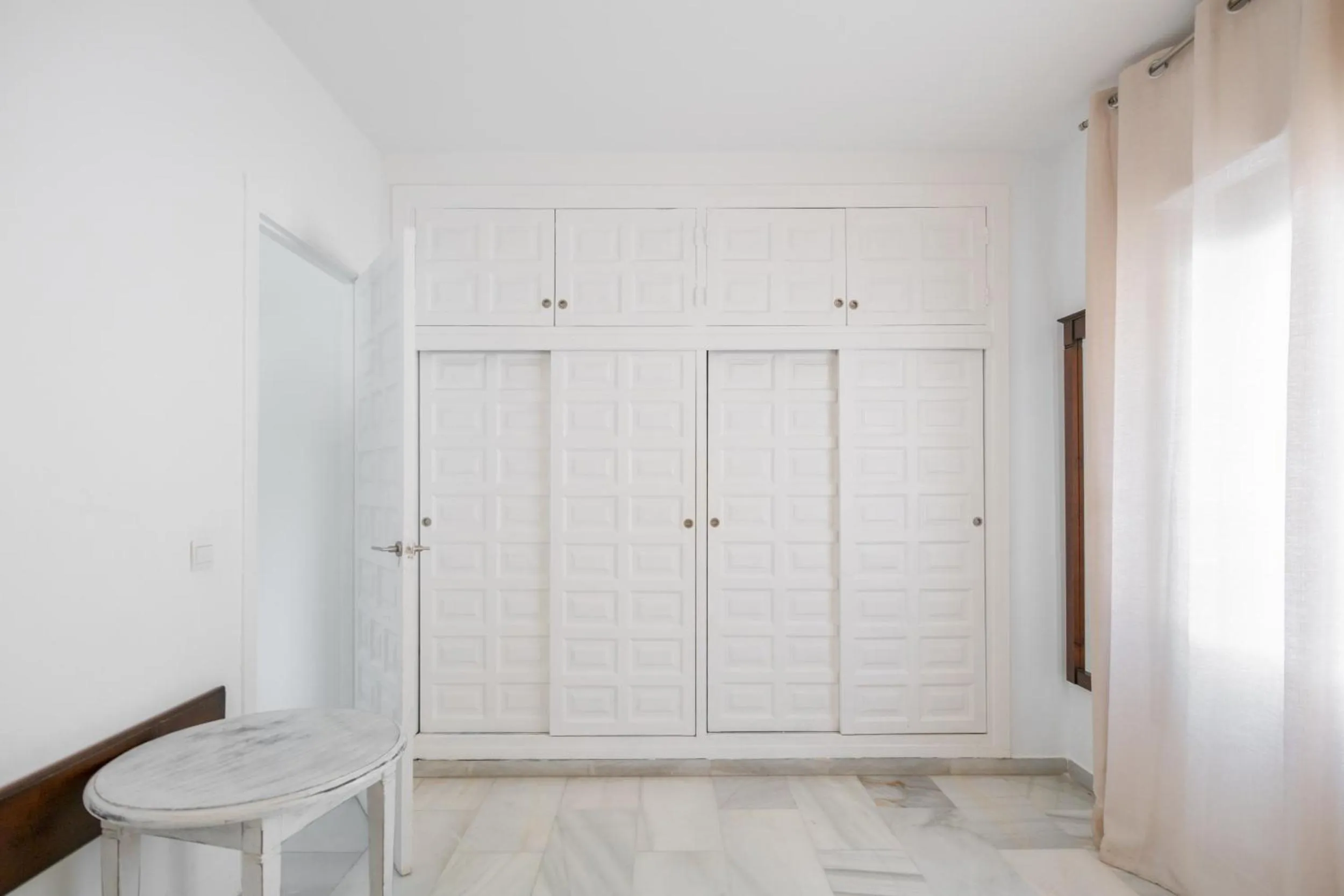 wardrobe in Apartahotel Playamaro by Dorobe