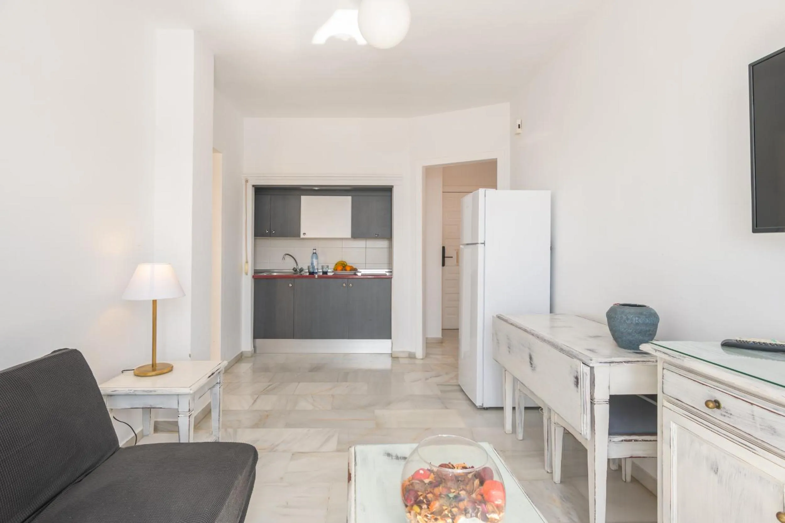 Kitchen or kitchenette in Apartahotel Playamaro by Dorobe