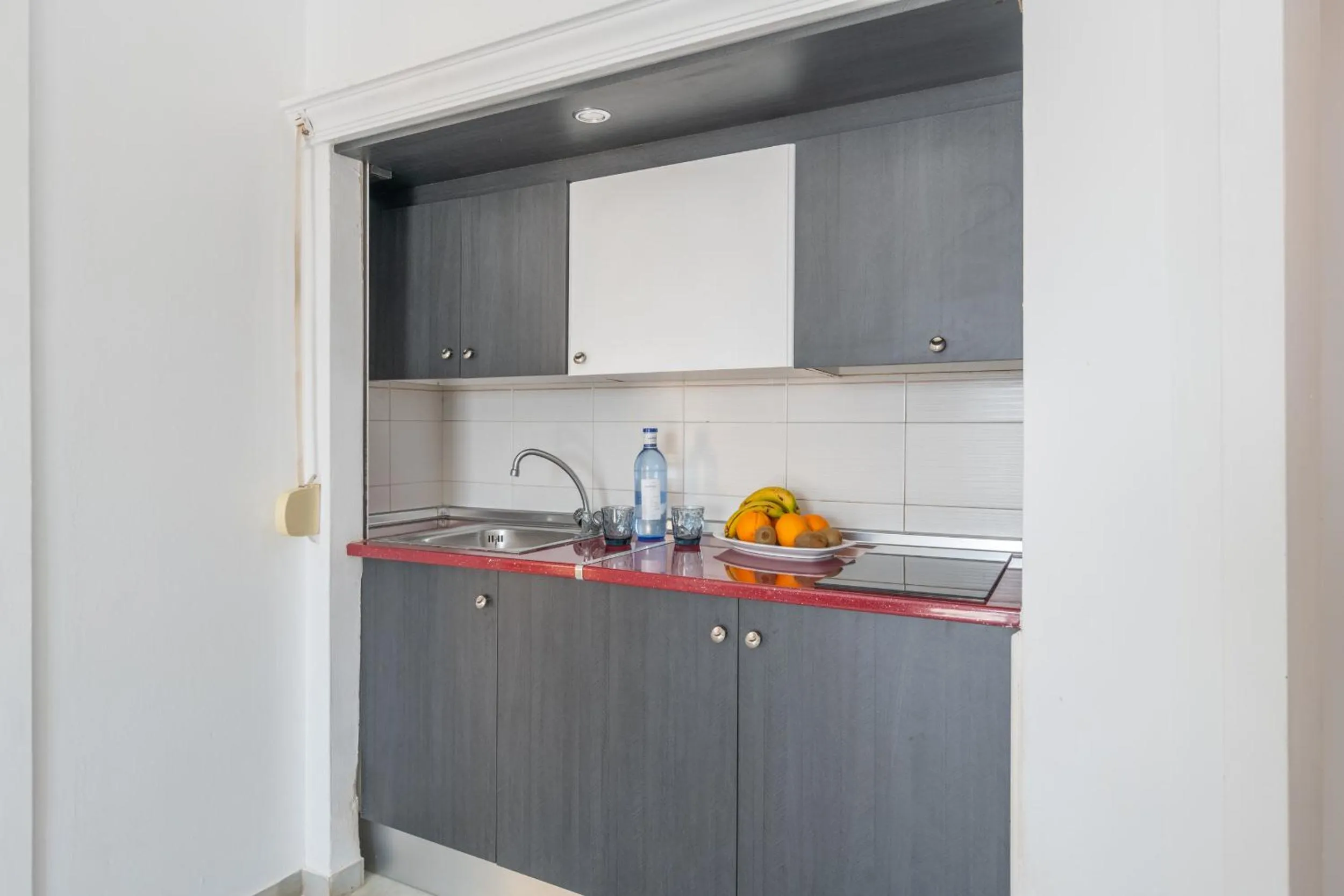 Kitchen or kitchenette in Apartahotel Playamaro by Dorobe