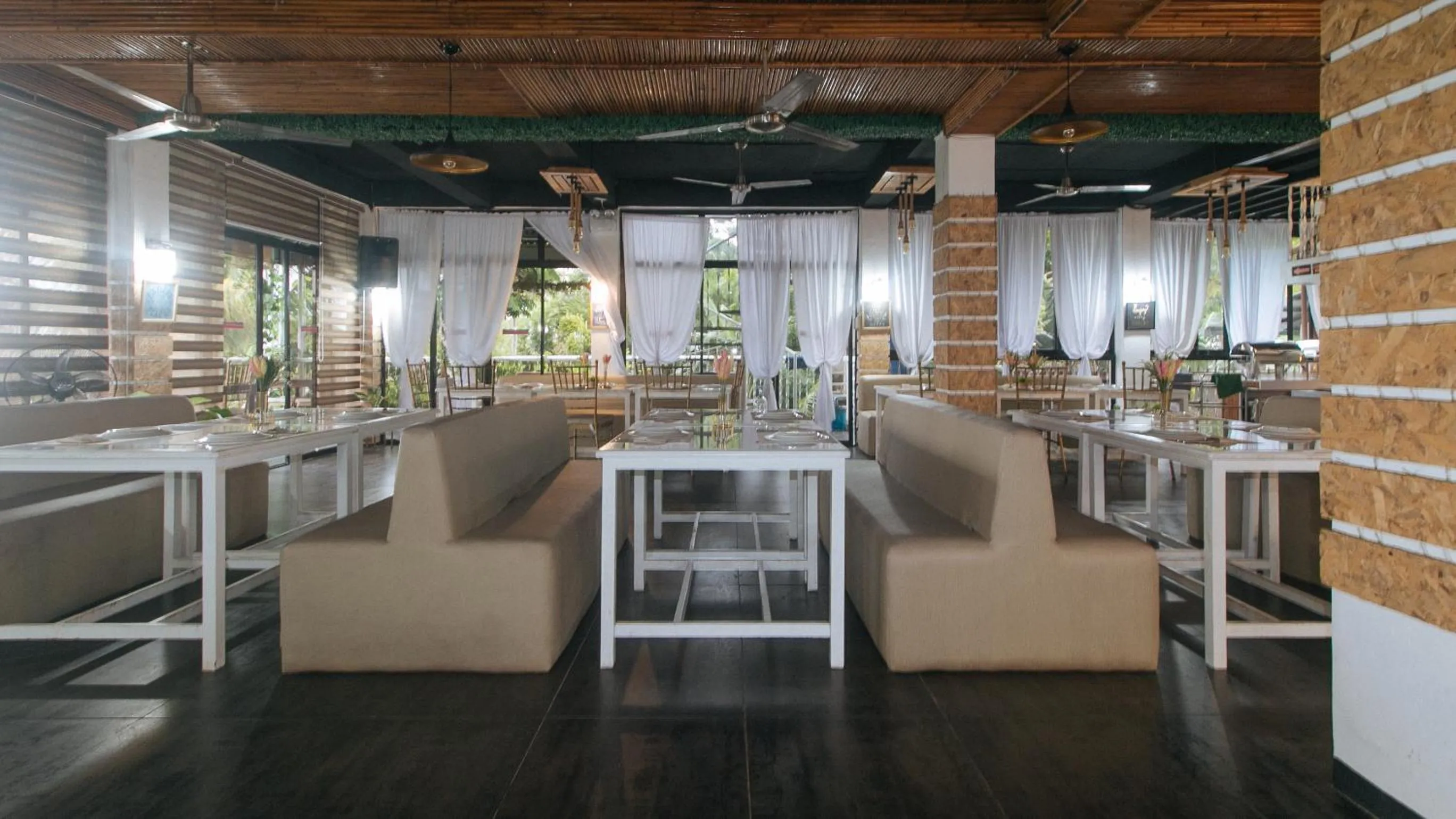 Restaurant/places to eat in RedDoorz @ Marceily Point Resort Guimaras