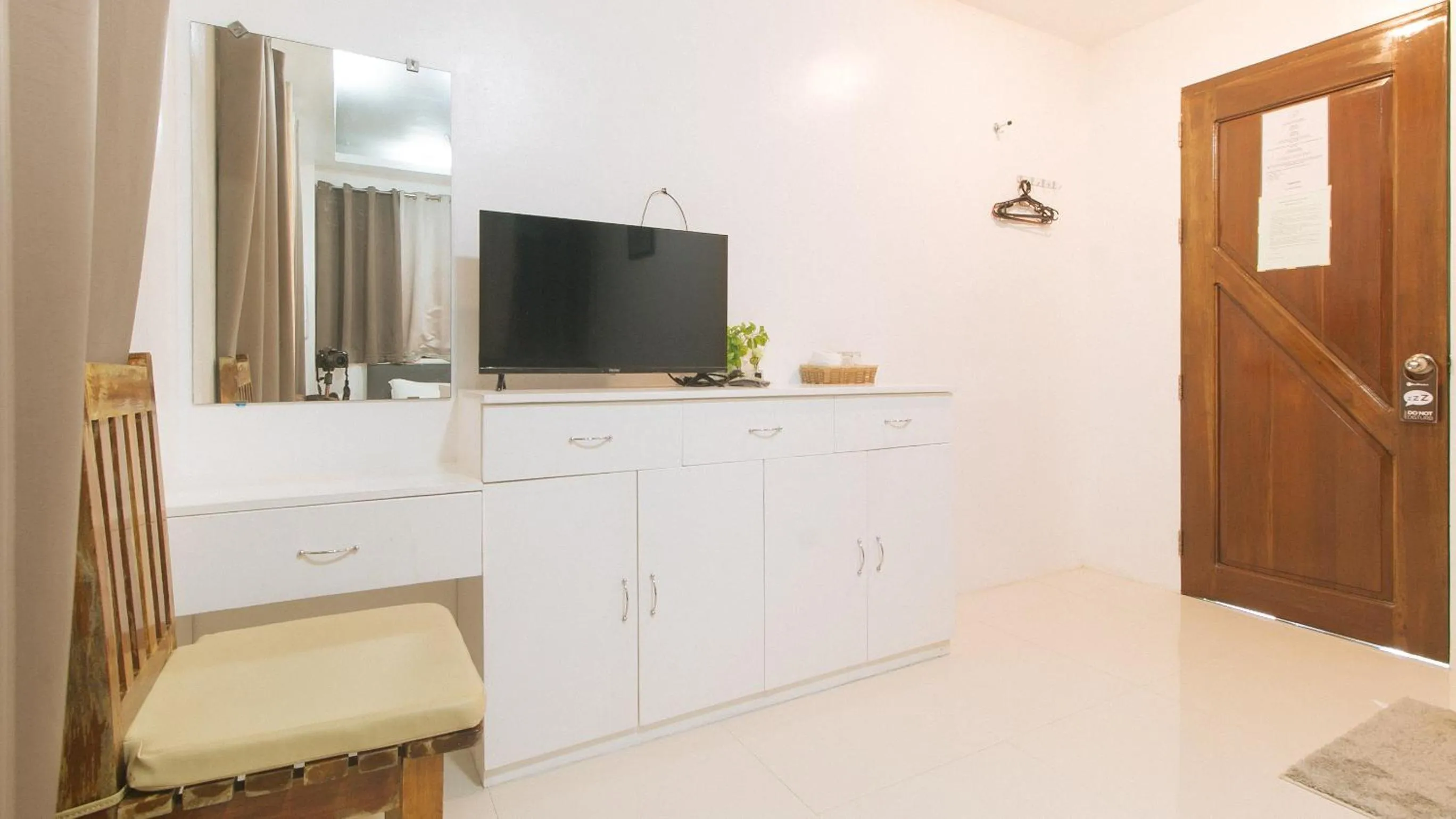 TV and multimedia in RedDoorz @ Marceily Point Resort Guimaras