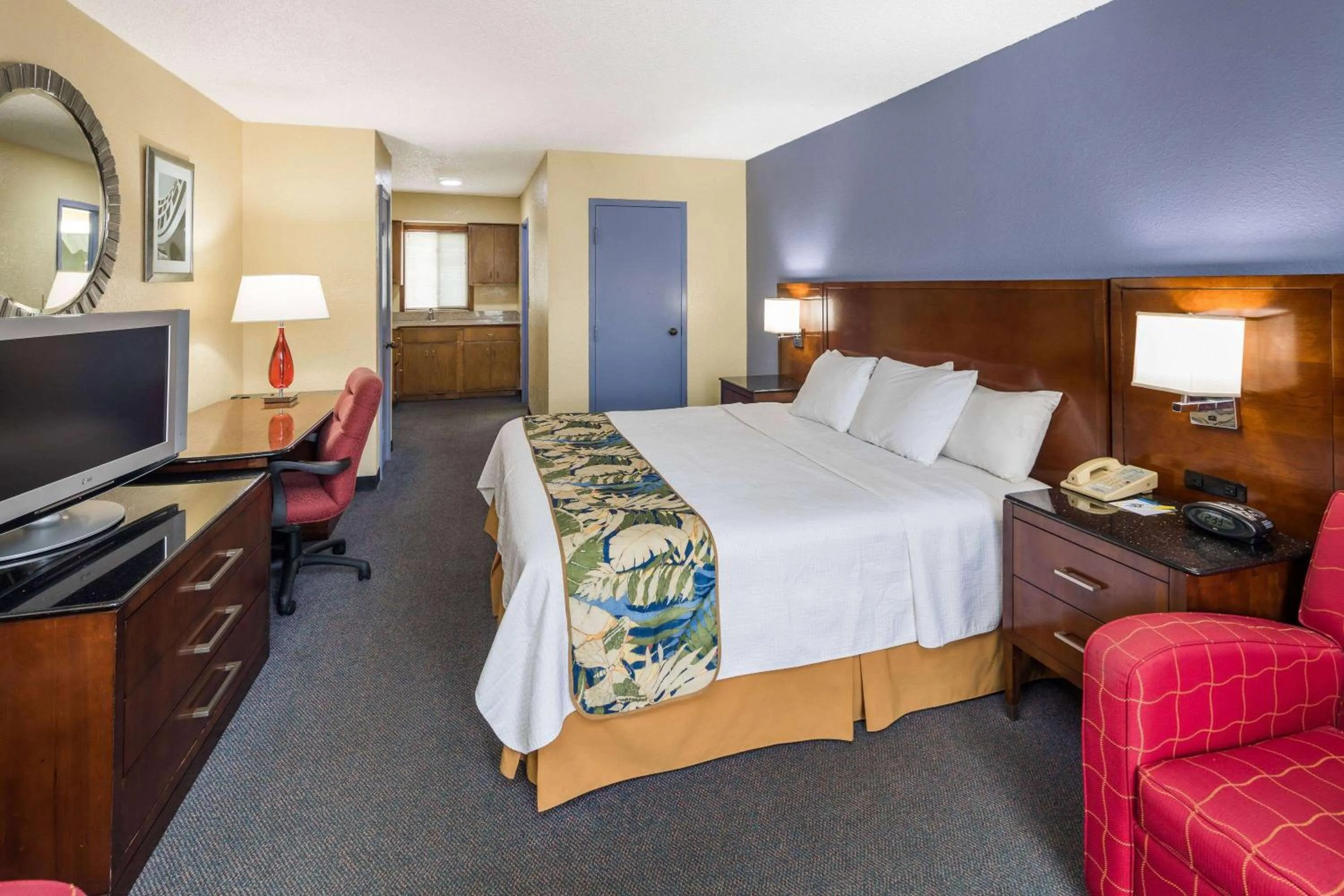 Photo of the whole room, Bed in Days Inn by Wyndham Walterboro