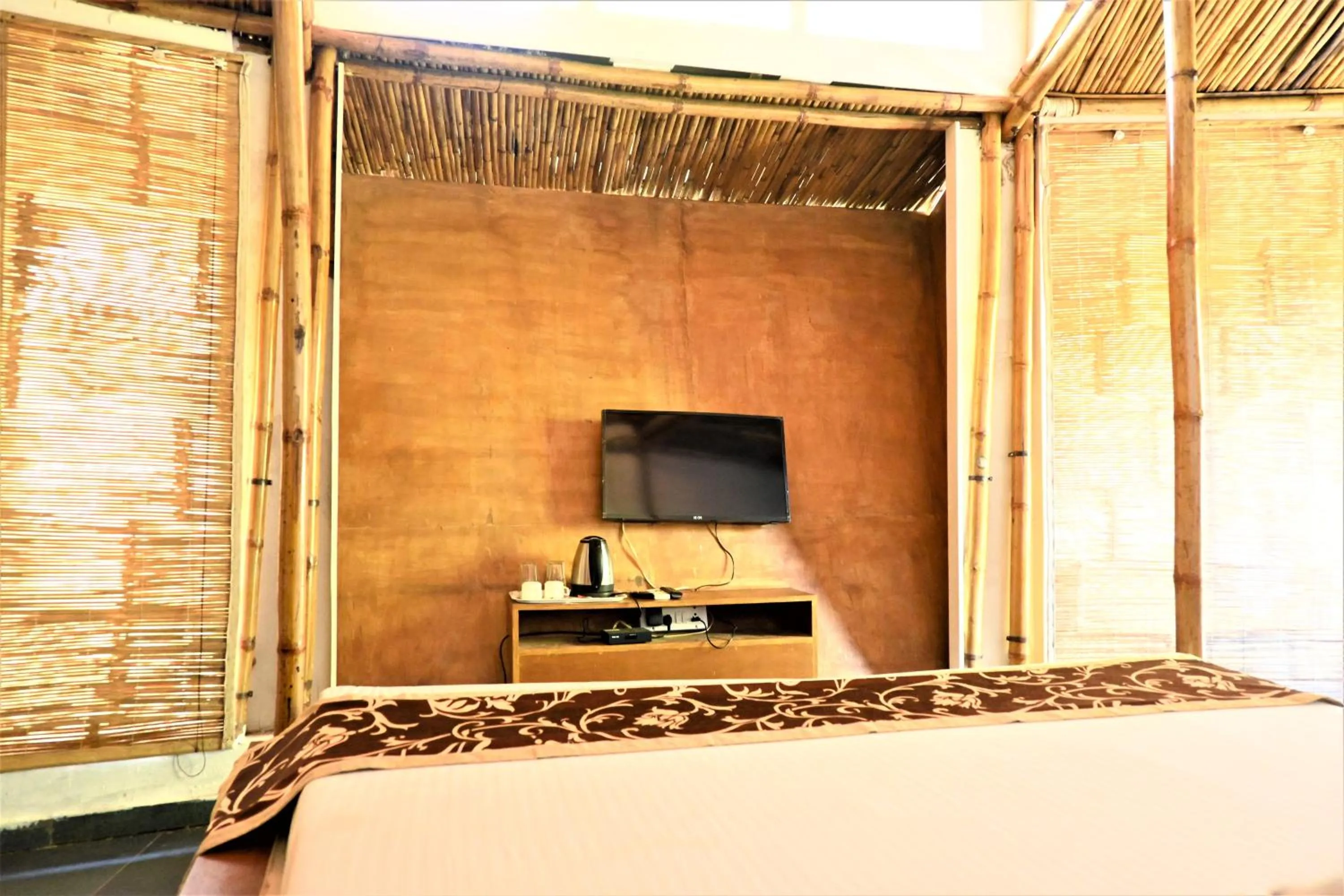 TV and multimedia, Bed in Amraness Luxury Resort Sasan Gir