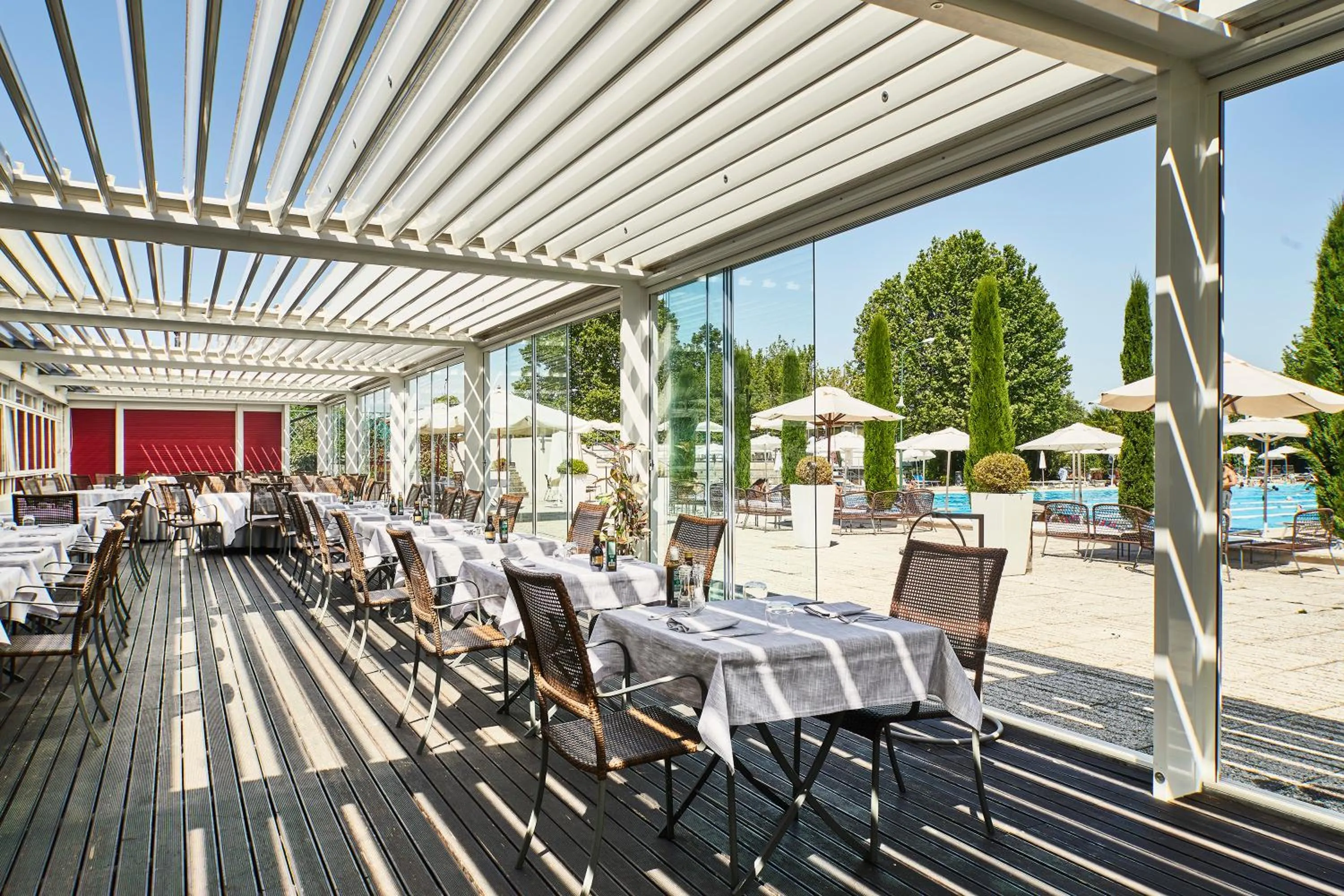 Restaurant/places to eat in Living Place Hotel