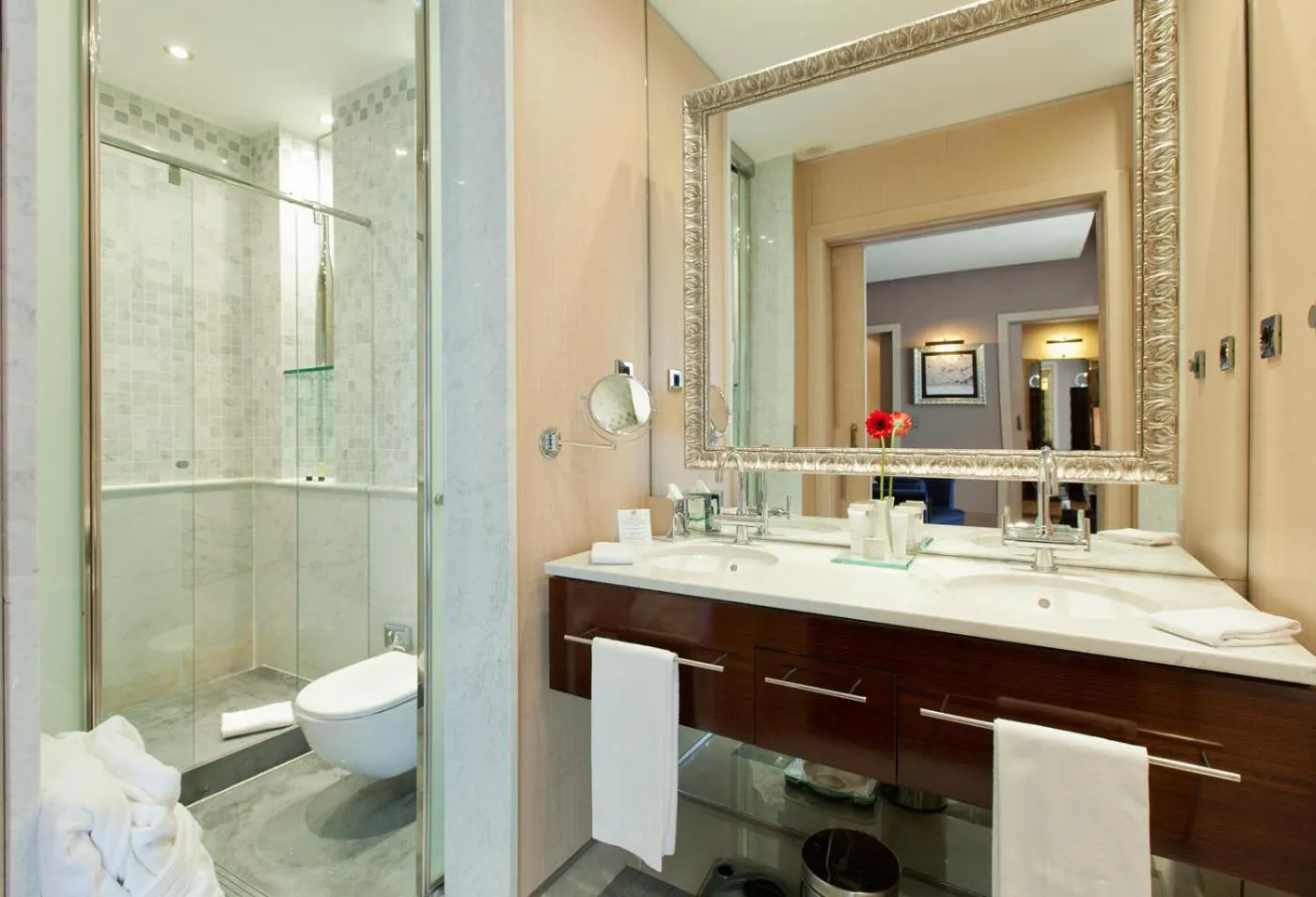 Shower in Hotel Casa Fuster G.L Monumento