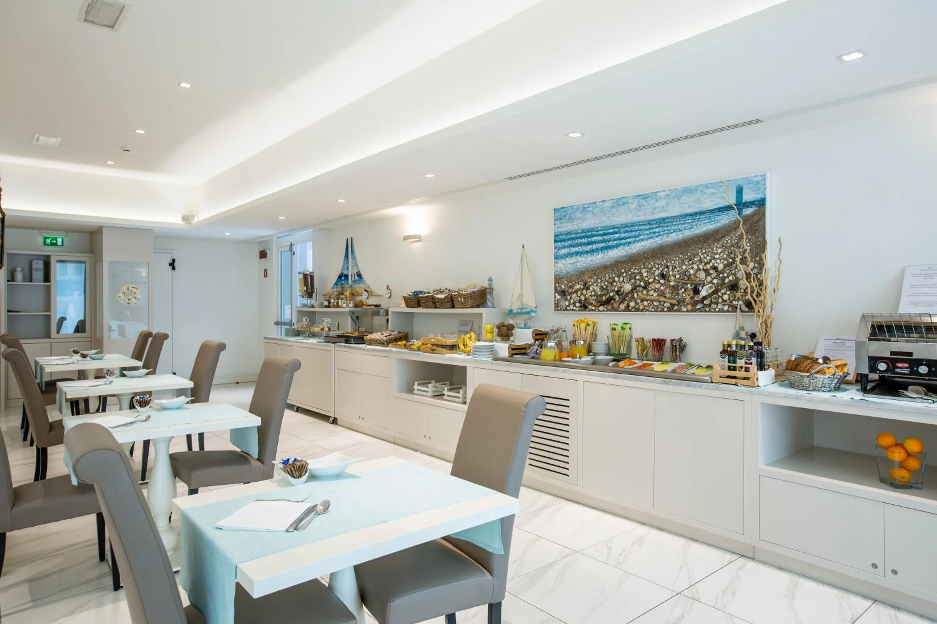 Restaurant/places to eat in Rimini Suite Hotel