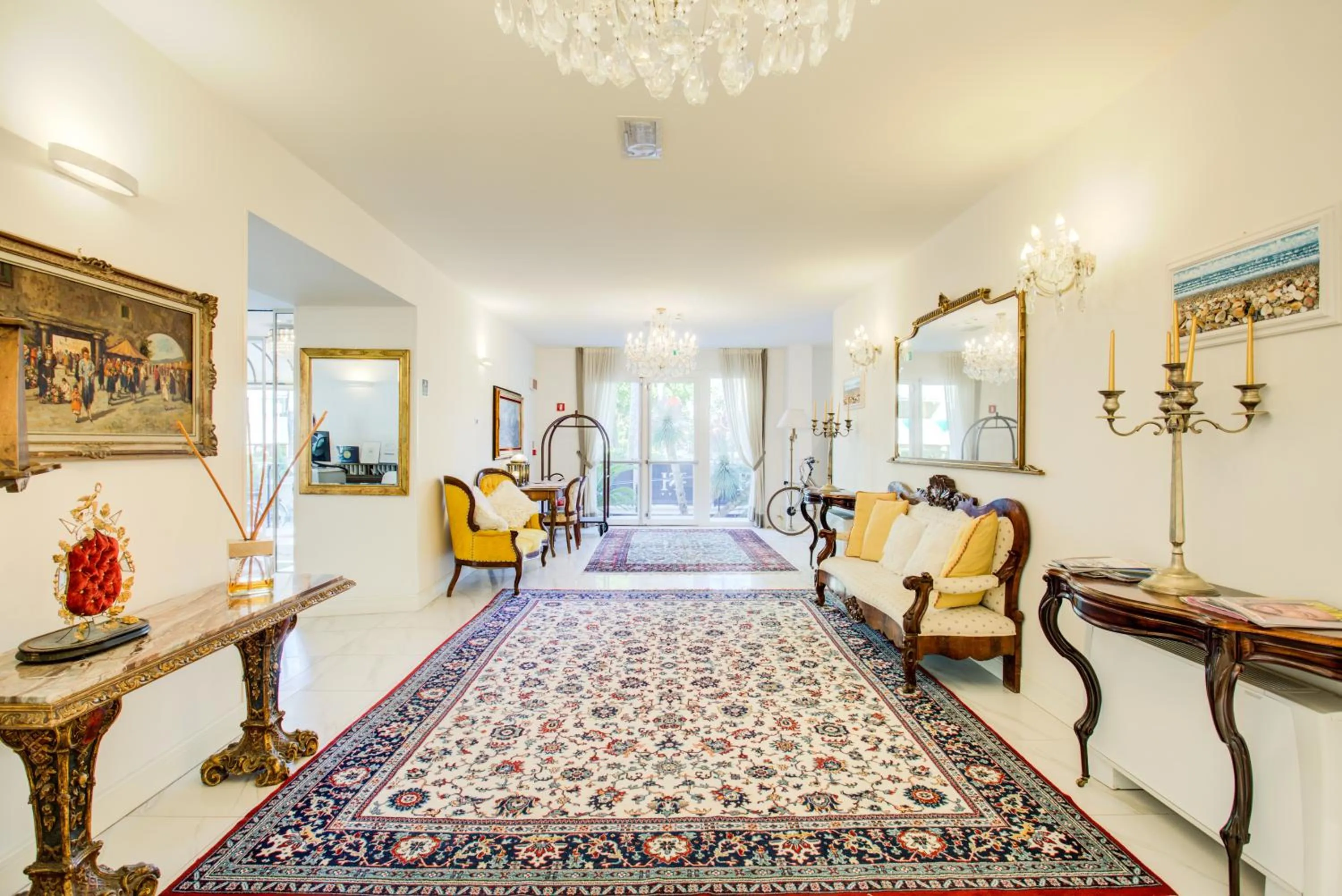 Communal lounge/ TV room in Rimini Suite Hotel