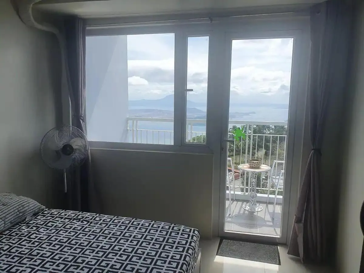 Bed in Panoramic View of Taal 1727 SMDC with wifi and free Indoor parking