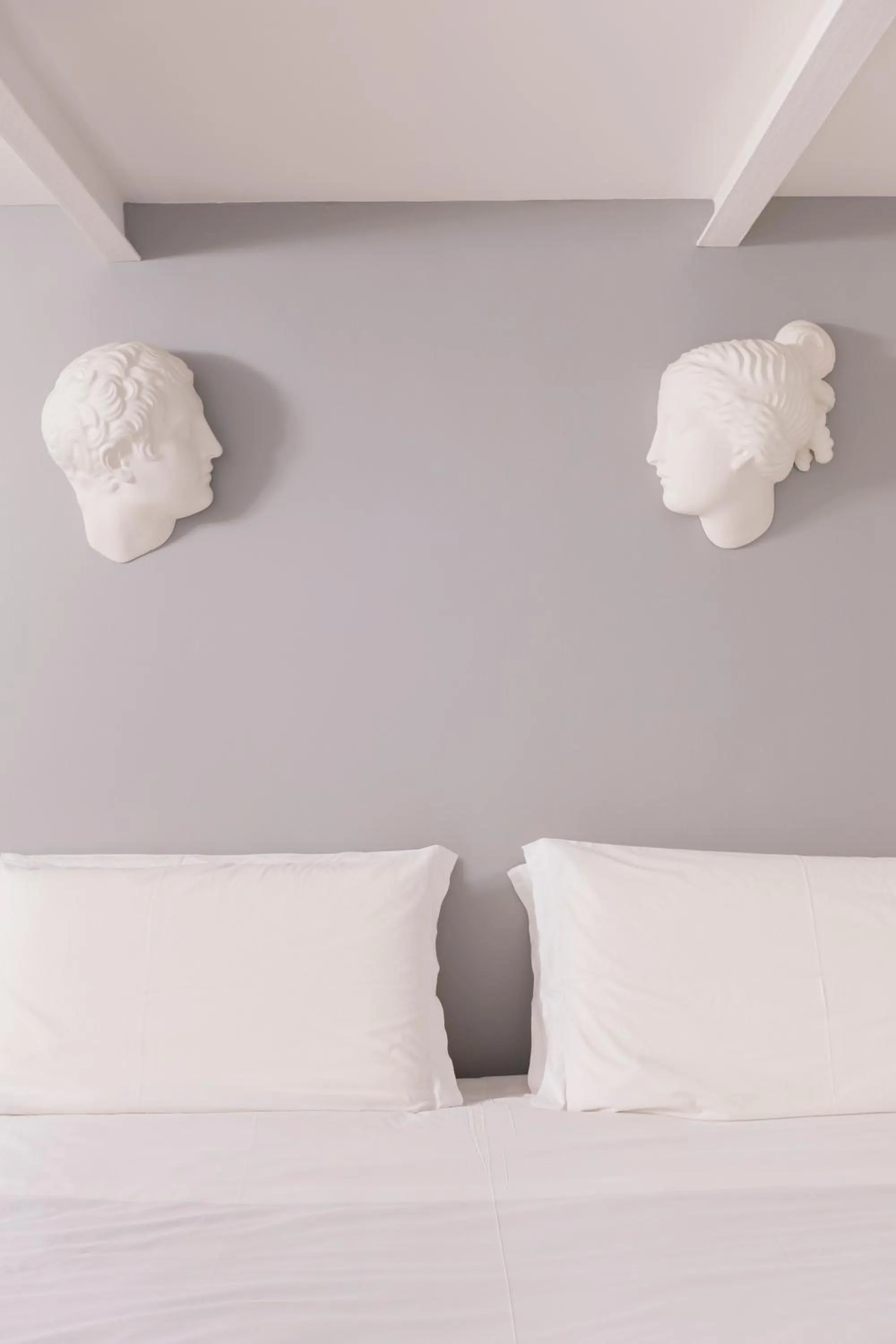 Decorative detail, Bed in LUCIANO MONTI APARTMENT