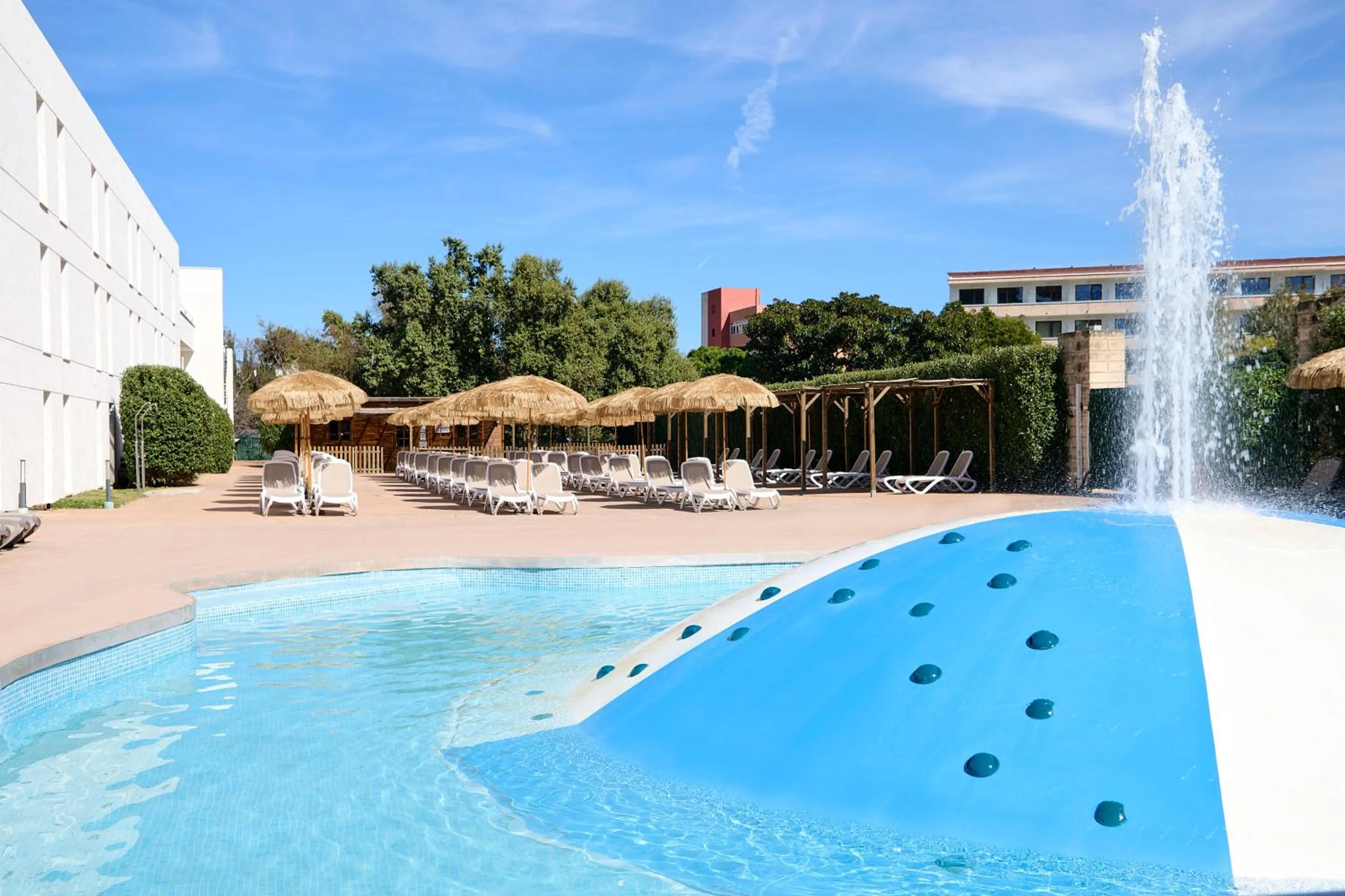 Swimming pool in FERGUS Club Palmanova Park