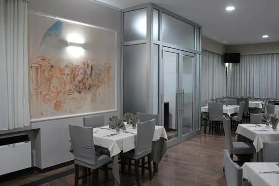 Restaurant/places to eat in Hotel Prestige