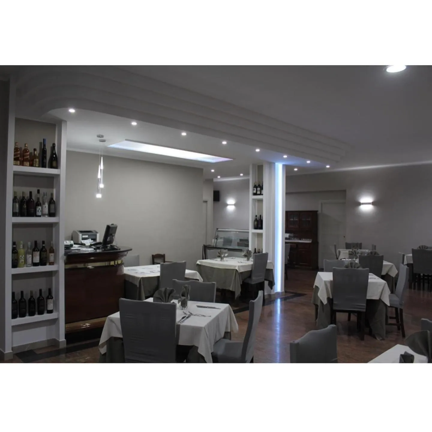 Restaurant/places to eat in Hotel Prestige