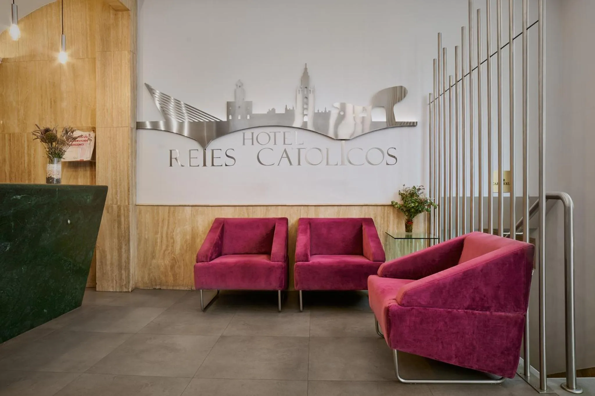 Property building in Reyes Católicos