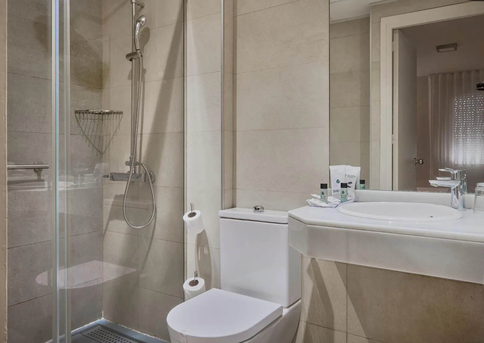 Shower in Reyes Católicos