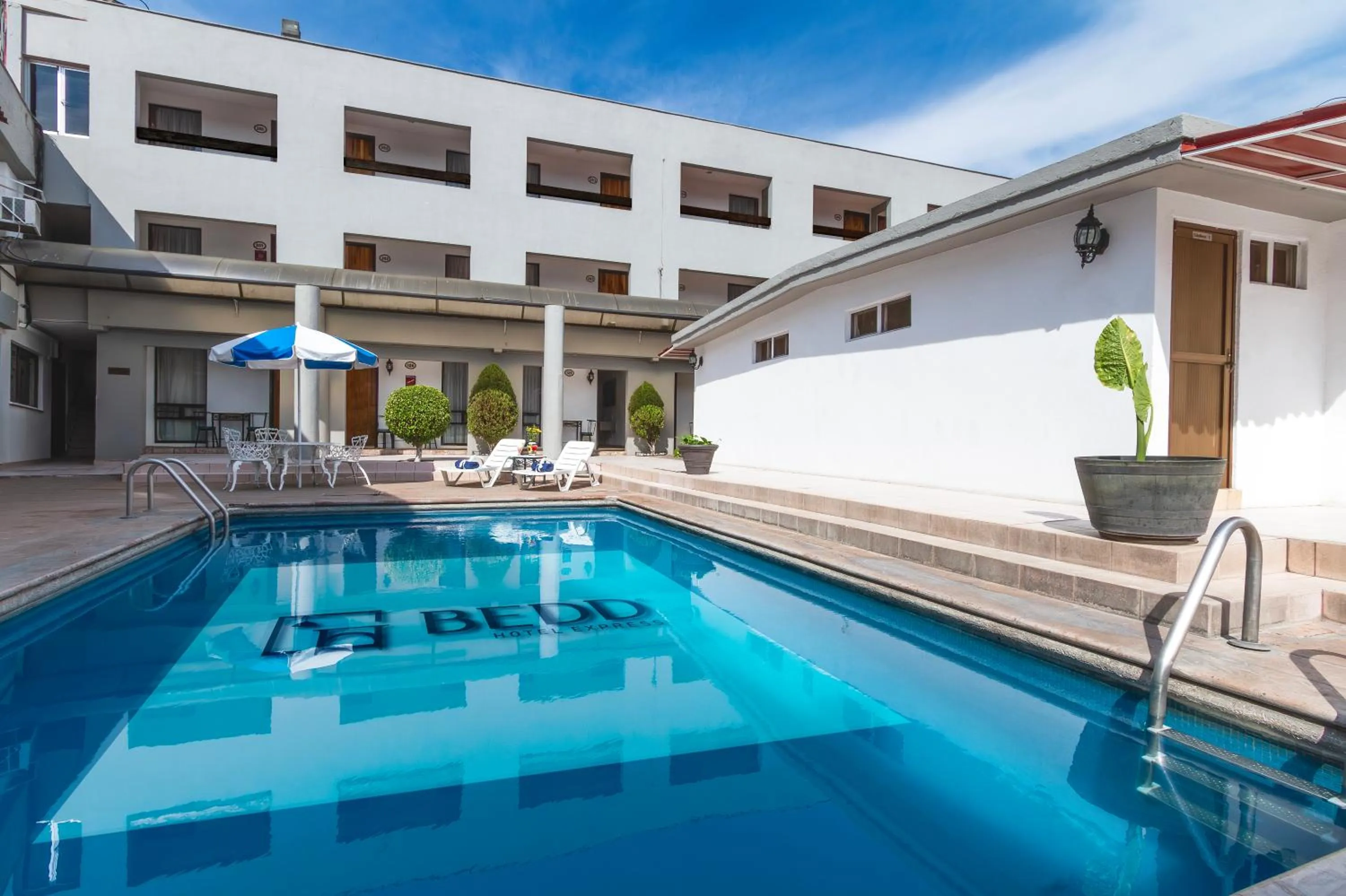 Swimming pool in Hotel Bedd Express Querétaro