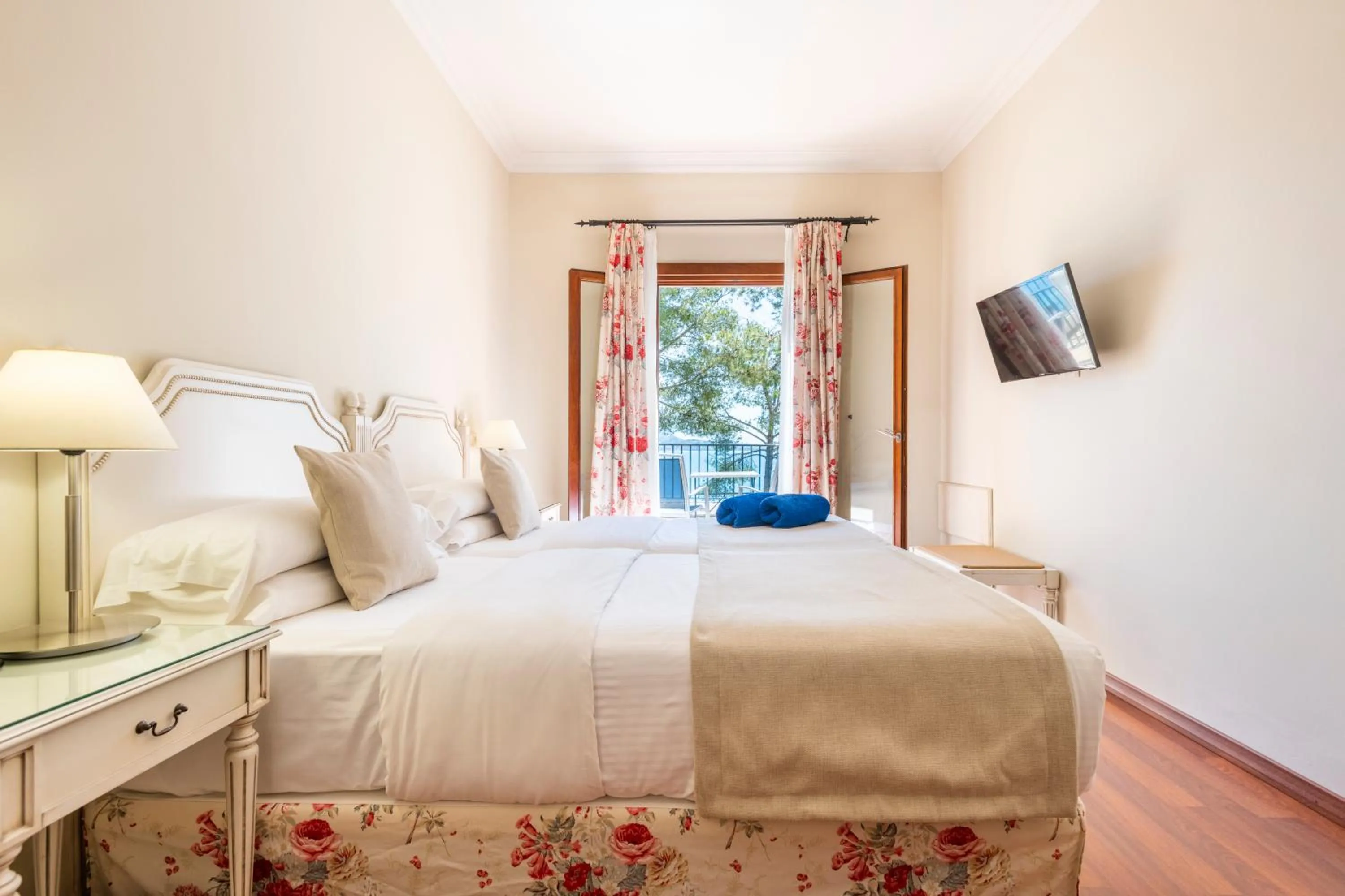 Bedroom, Bed in Hotel Cala Fornells