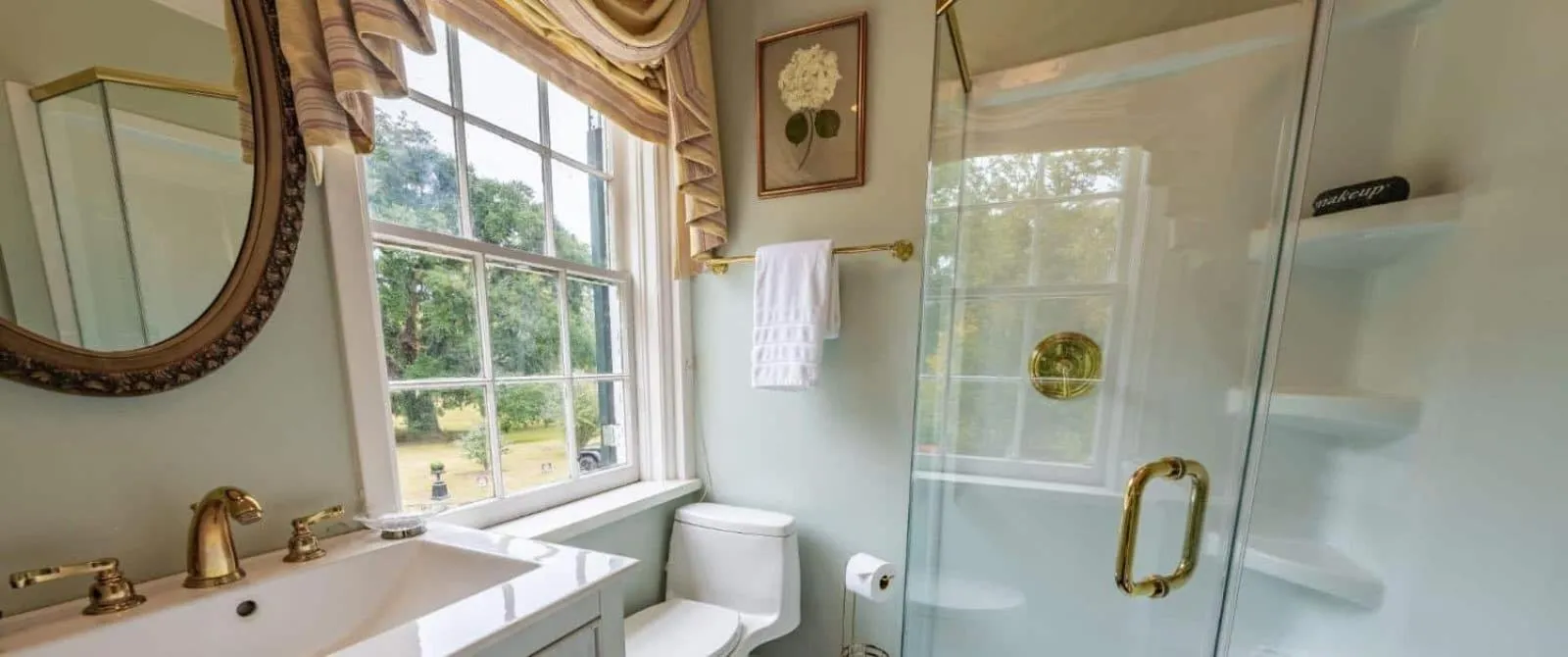 Bathroom in Linden - A Historic Bed and Breakfast