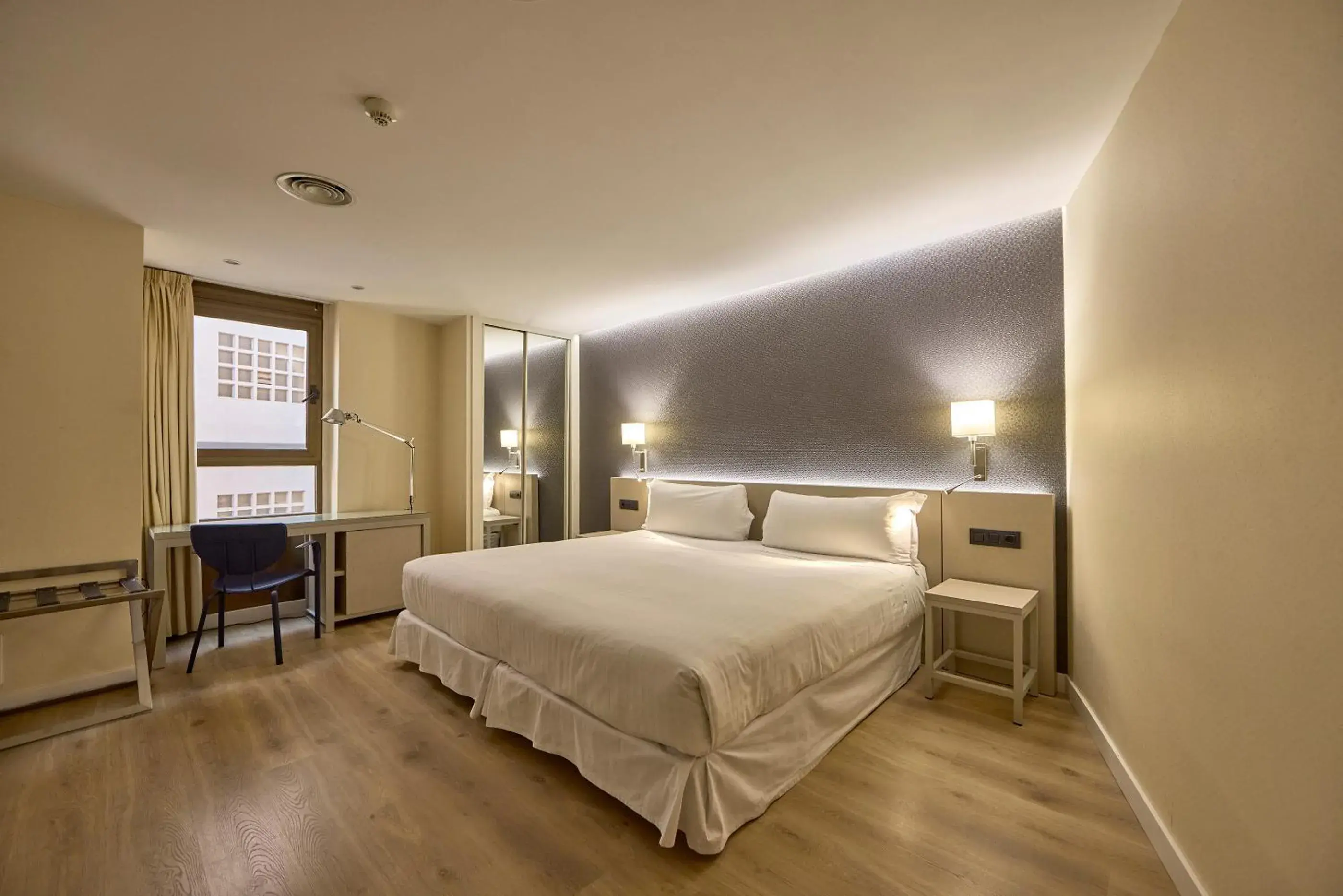 Family Room (2 Adults + 2 Children) in Civis Jaime I Family Room (2 Adults + 2 Children) in Civis Jaime I