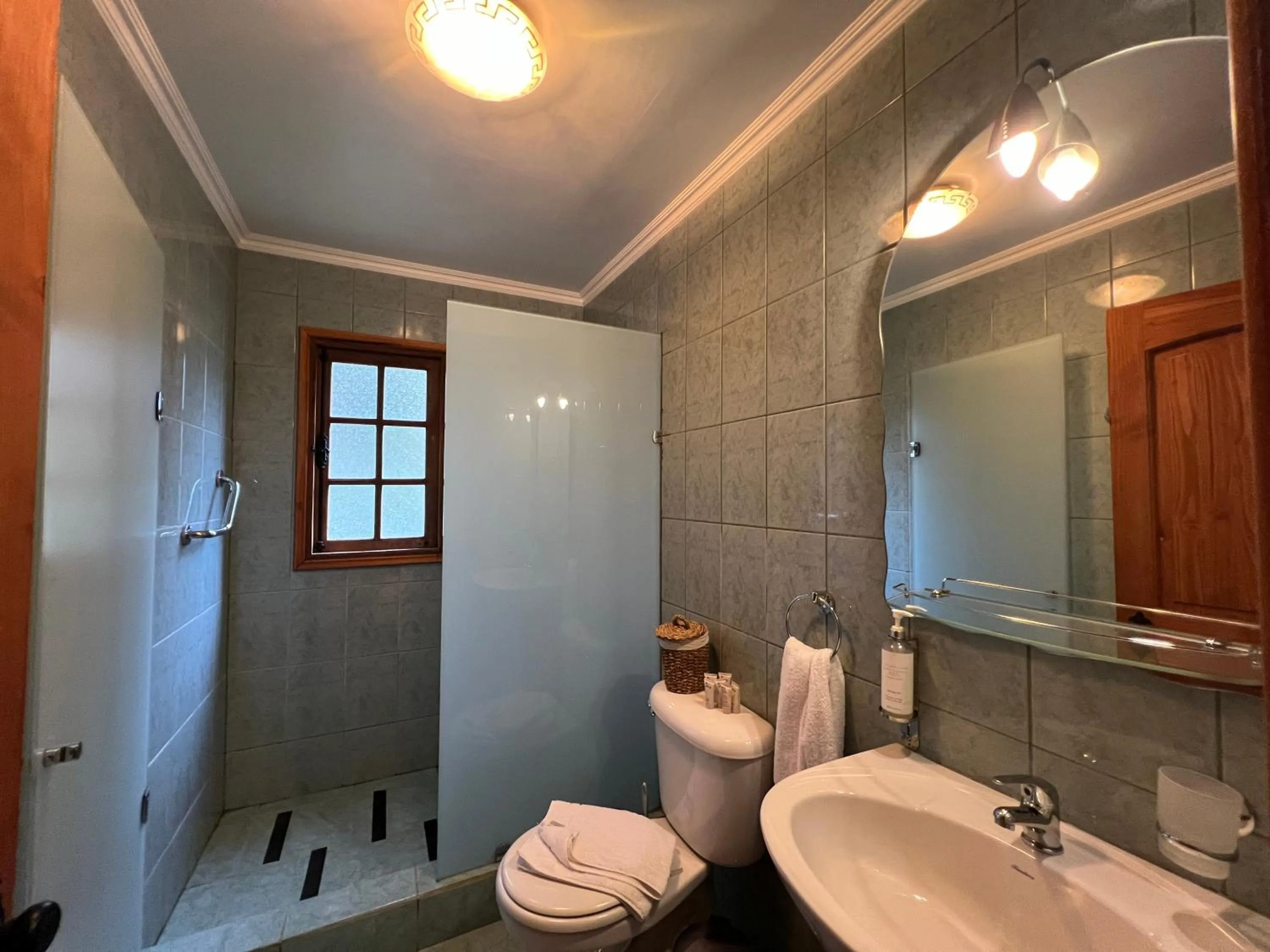 Bathroom in Green Baker Lodge