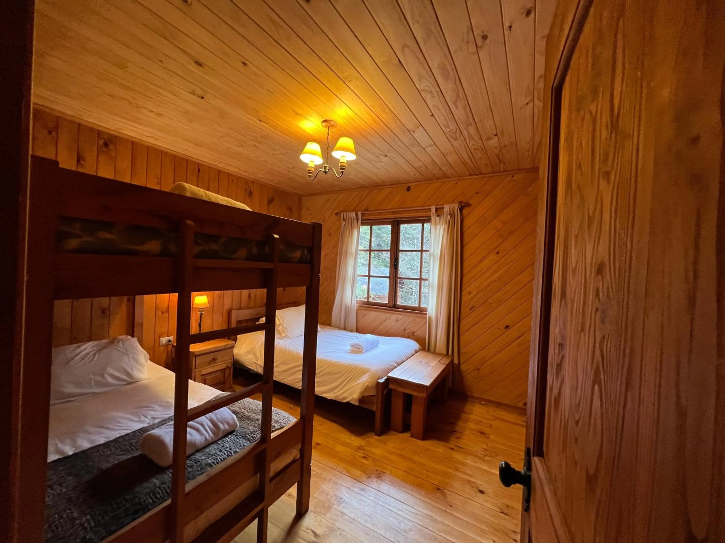 Bedroom, Bed in Green Baker Lodge