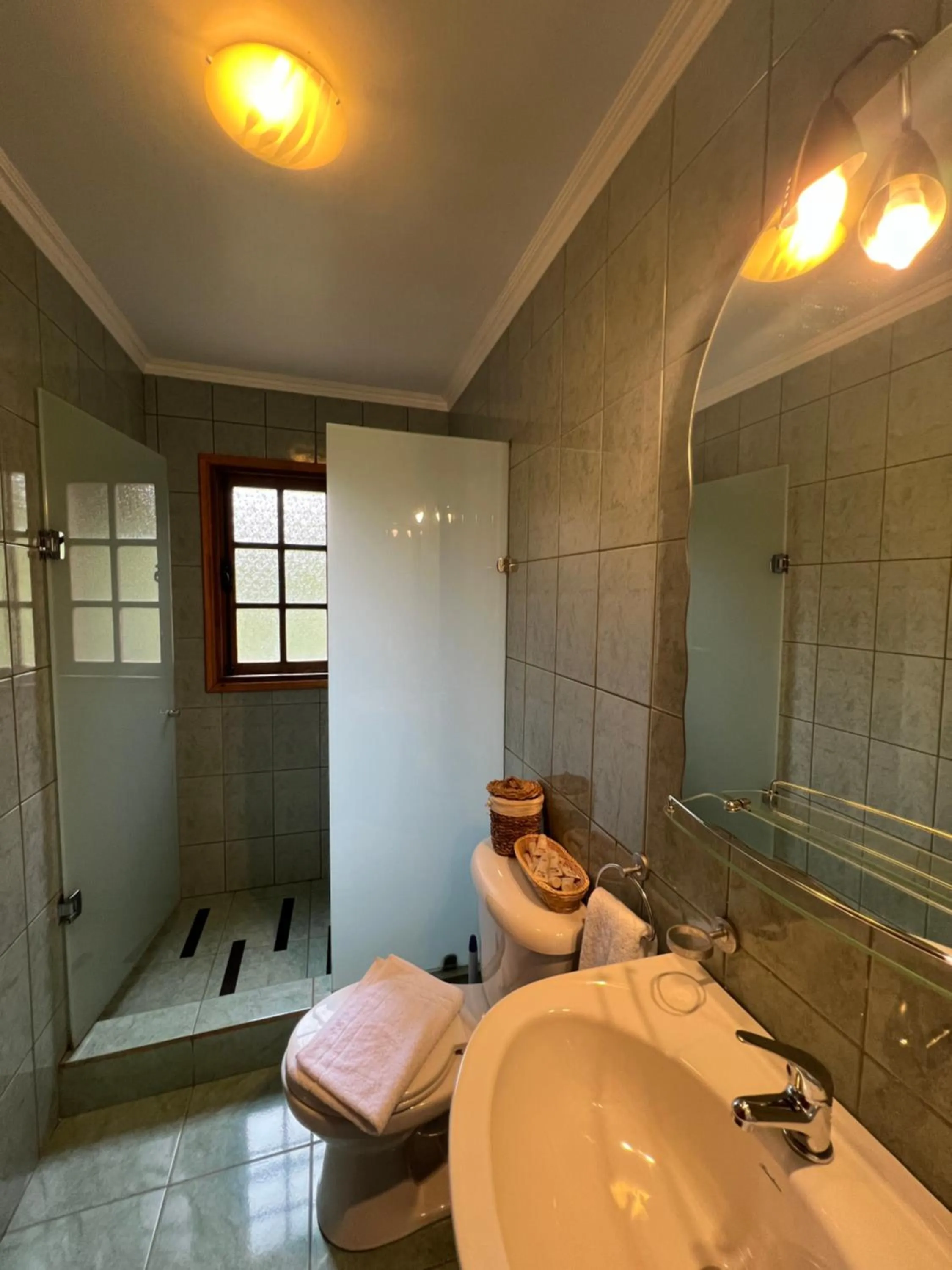 Bathroom in Green Baker Lodge