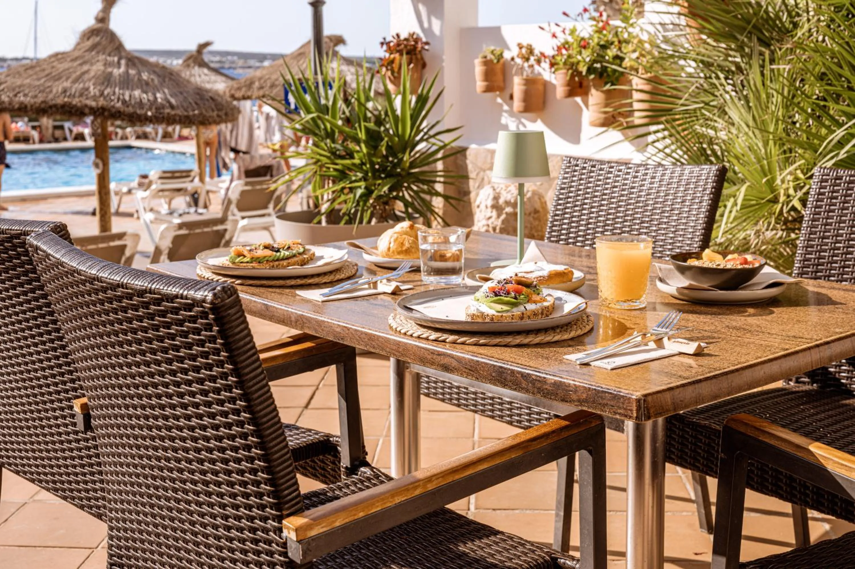 Restaurant/places to eat in Apartamentos Blancala