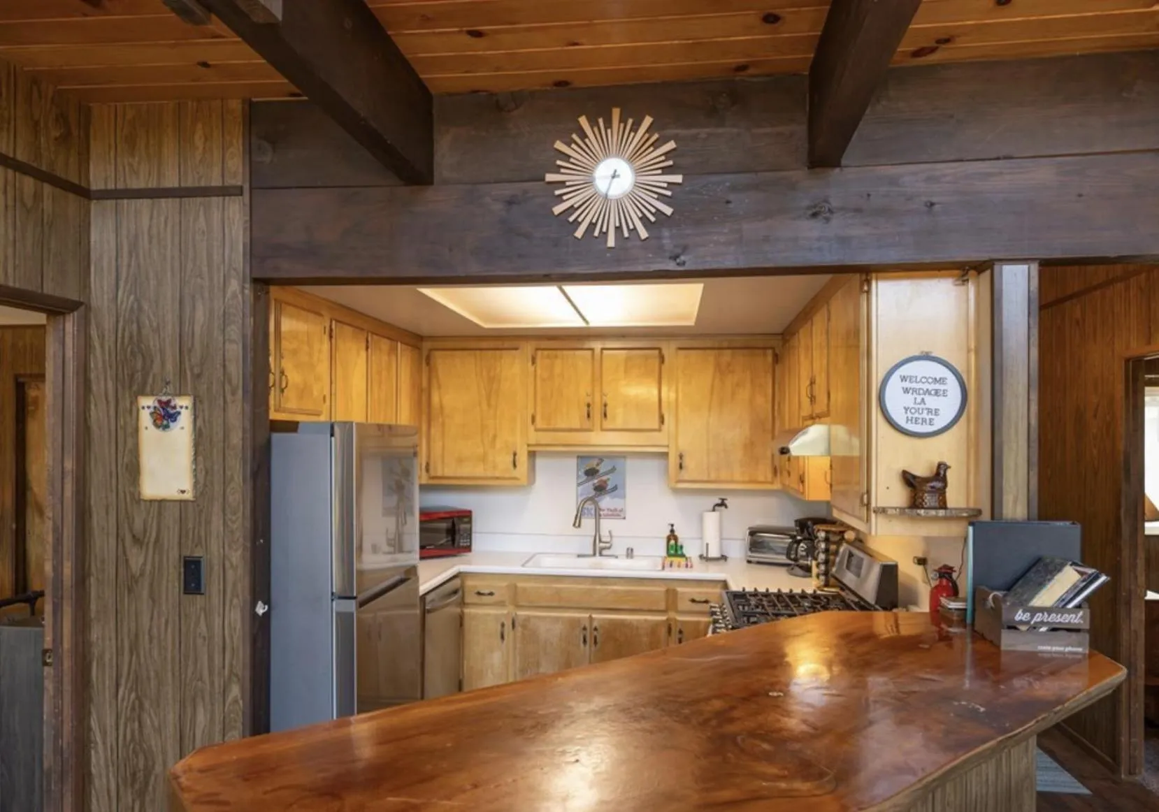 Communal kitchen in ITH Big Bear Lake Hostel & Lodge