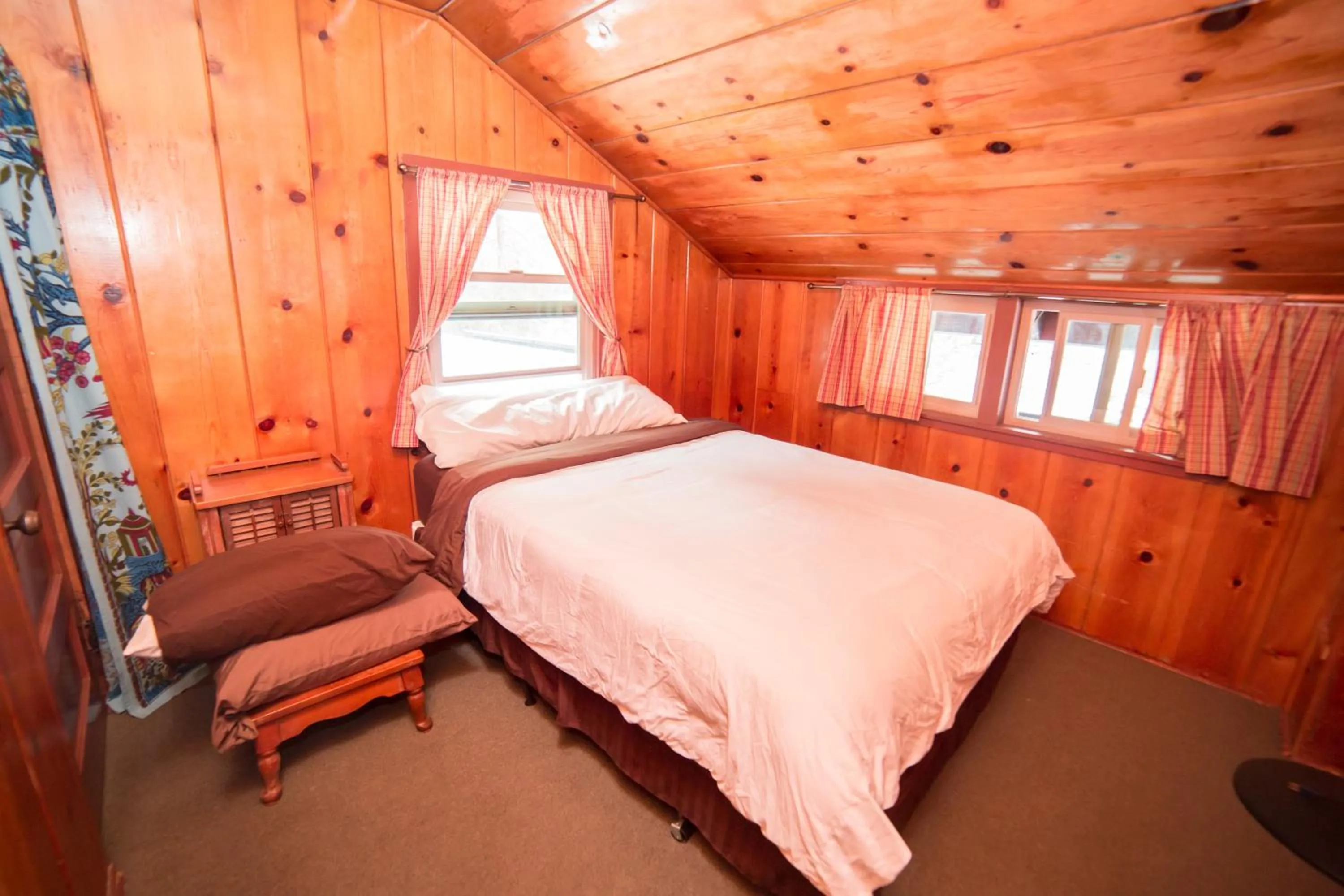 Photo of the whole room, Bed in ITH Big Bear Lake Hostel & Lodge