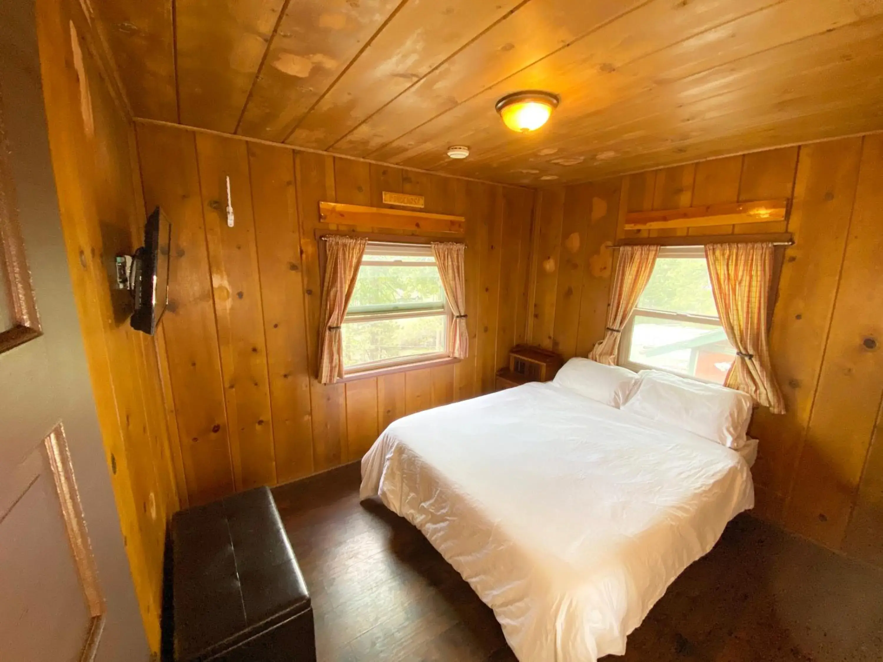 Private Queen Room with Shared Bathroom in ITH Big Bear Lake Hostel & Lodge Private Queen Room with Shared Bathroom in ITH Big Bear Lake Hostel & Lodge