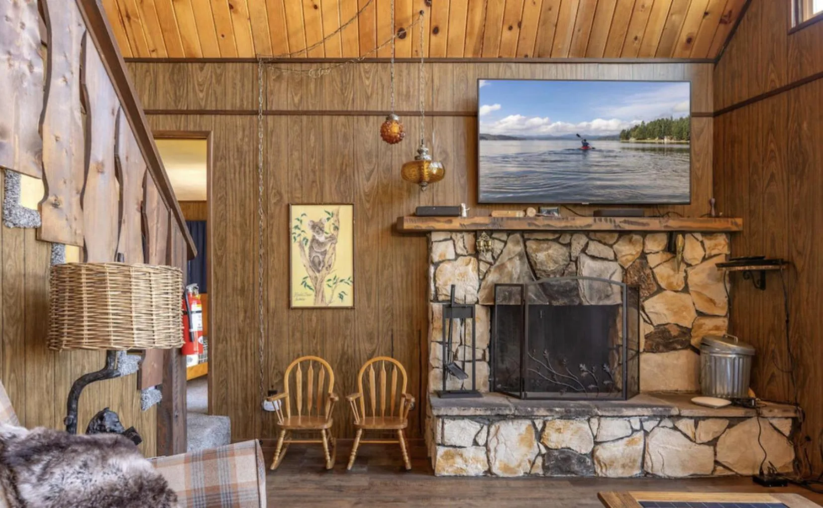 Communal lounge/ TV room in ITH Big Bear Lake Hostel & Lodge