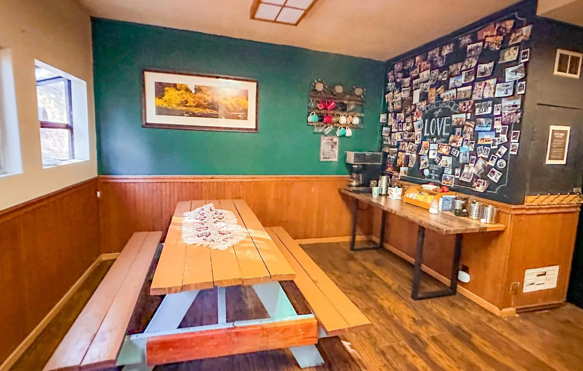 Dining area, Bed in ITH Big Bear Lake Hostel & Lodge