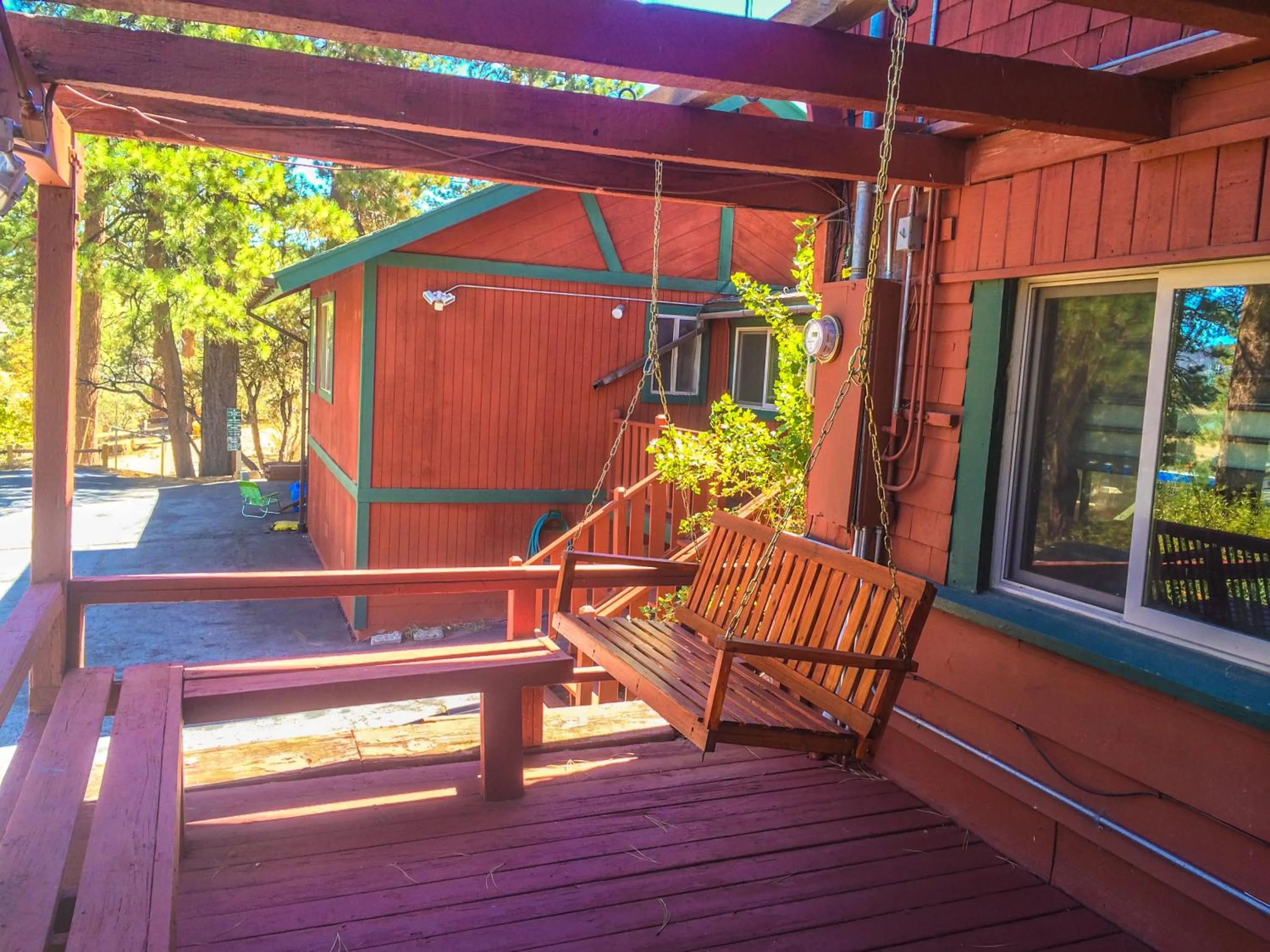 Patio in ITH Big Bear Lake Hostel & Lodge