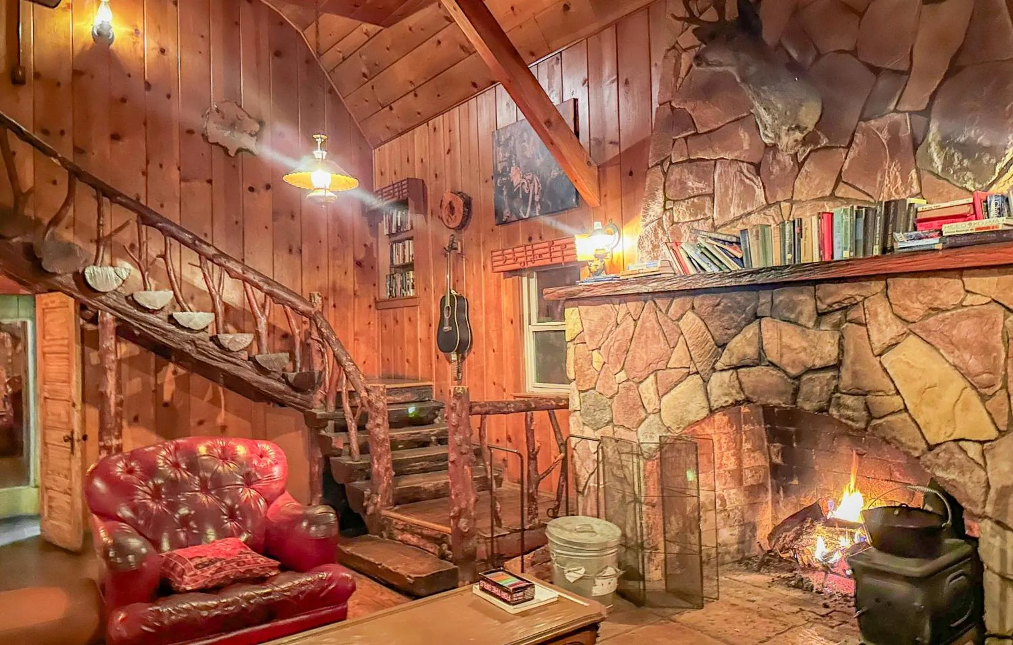 Communal lounge/ TV room in ITH Big Bear Lake Hostel & Lodge